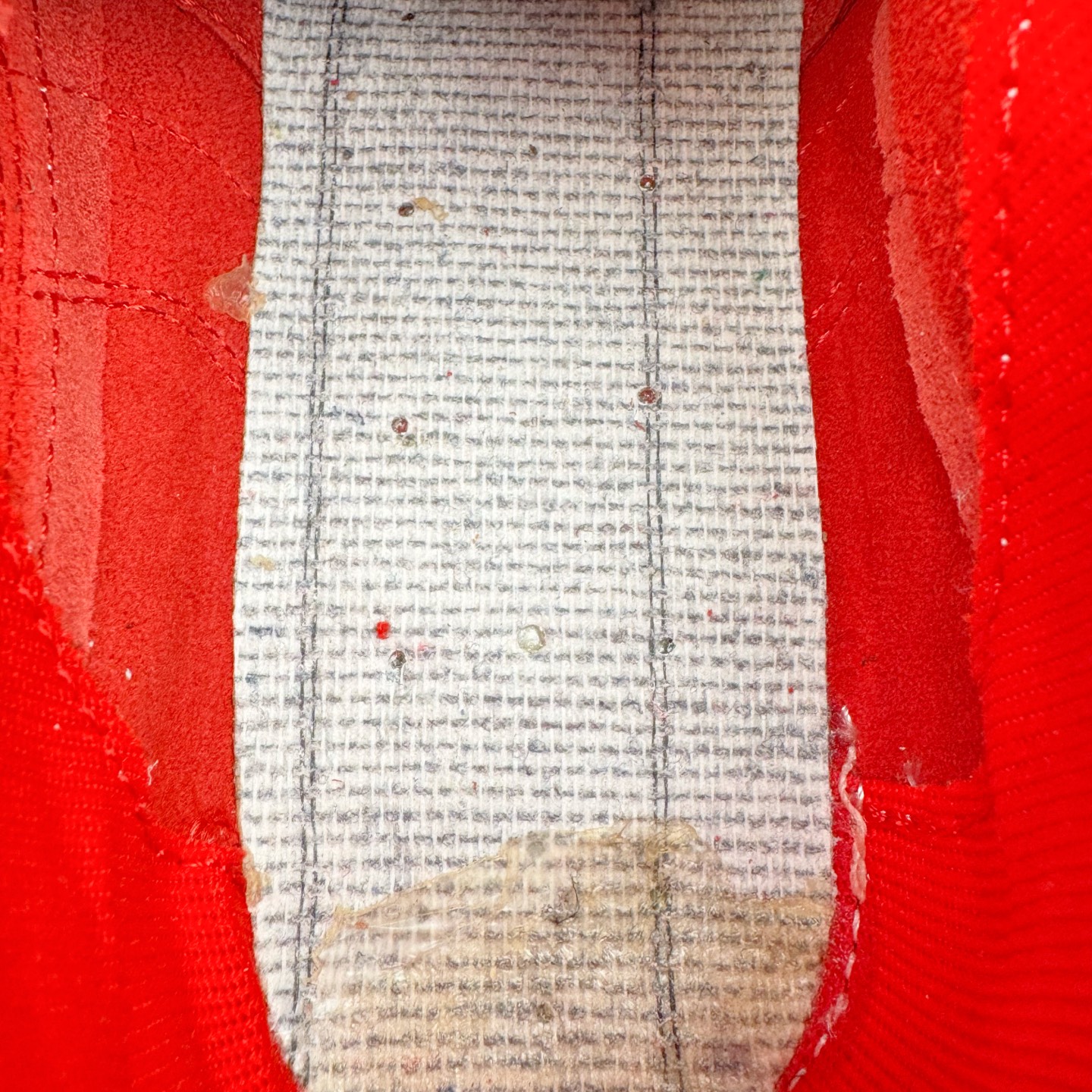 图片[11]-＃KZ纯原 Balenciaga x PUMA/彪马 Speedcat 巴黎世家联名系列薄底鞋牛皮圆头做旧磨损低帮生活休闲鞋 男女同款 口碑大厂出品 品控大底版型不断改良更新 全套原纸板楦头开发 确保原汁原味 完美呈现版型 一比一鞋头弧度高度鞋身弧度 独家私模原厂航空铝磨具打磨大底 鞋头坡度极致还原 无解鞋型 原盒原配 圈内天花板工艺 原厂玻璃冲刀 超高清洁度 全鞋零毛边皮料切割 选用了近两年人气极高的 “薄底鞋” PUMA Speedcat 为蓝本，带来了多个不同配色的联名鞋款。在色调上继承了这双赛车鞋原本的惯用方案，但鞋身侧面标志性的 PUMA Formstrip 标志则采用了 “破坏做旧” 的手法，这也是 Balenciaga 鞋款极为常见的风格。将白色的 PUMA Formstrip 撕掉了一大半，这极为 “粗暴” 的处理方式，在街头绝对有着十足的回头率。鞋头的 PUMA Logo 得以保留，烫金的 BALENCIAGA 字样则表明了它的联名身份，后跟则是鞋款的尺码，这也是 Balenciaga 鞋款的家族习惯。实拍调校N版已经零色差零失真 百分百还原实物色彩所见即所得 不存在货不对板色差等低级问题 选购参考实物拍摄 不混卖不参货 只用心做好货严格选品 承诺混一赔十 尺码：35.5 36 36.5 37.5 38 38.5 39 40 40.5 41 42 42.5 43 44 44.5 45 46-选品中心