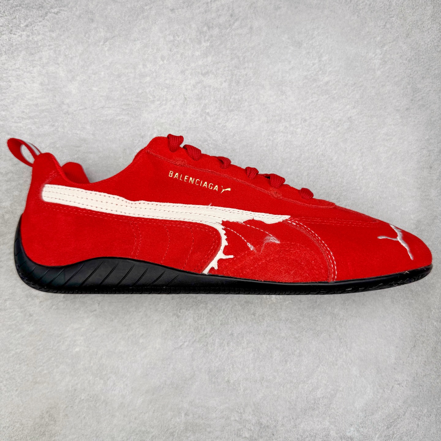 ＃KZ纯原 Balenciaga x PUMA/彪马 Speedcat 巴黎世家联名系列薄底鞋牛皮圆头做旧磨损低帮生活休闲鞋 男女同款 口碑大厂出品 品控大底版型不断改良更新 全套原纸板楦头开发 确保原汁原味 完美呈现版型 一比一鞋头弧度高度鞋身弧度 独家私模原厂航空铝磨具打磨大底 鞋头坡度极致还原 无解鞋型 原盒原配 圈内天花板工艺 原厂玻璃冲刀 超高清洁度 全鞋零毛边皮料切割 选用了近两年人气极高的 “薄底鞋” PUMA Speedcat 为蓝本，带来了多个不同配色的联名鞋款。在色调上继承了这双赛车鞋原本的惯用方案，但鞋身侧面标志性的 PUMA Formstrip 标志则采用了 “破坏做旧” 的手法，这也是 Balenciaga 鞋款极为常见的风格。将白色的 PUMA Formstrip 撕掉了一大半，这极为 “粗暴” 的处理方式，在街头绝对有着十足的回头率。鞋头的 PUMA Logo 得以保留，烫金的 BALENCIAGA 字样则表明了它的联名身份，后跟则是鞋款的尺码，这也是 Balenciaga 鞋款的家族习惯。实拍调校N版已经零色差零失真 百分百还原实物色彩所见即所得 不存在货不对板色差等低级问题 选购参考实物拍摄 不混卖不参货 只用心做好货严格选品 承诺混一赔十 尺码：35.5 36 36.5 37.5 38 38.5 39 40 40.5 41 42 42.5 43 44 44.5 45 46-选品中心