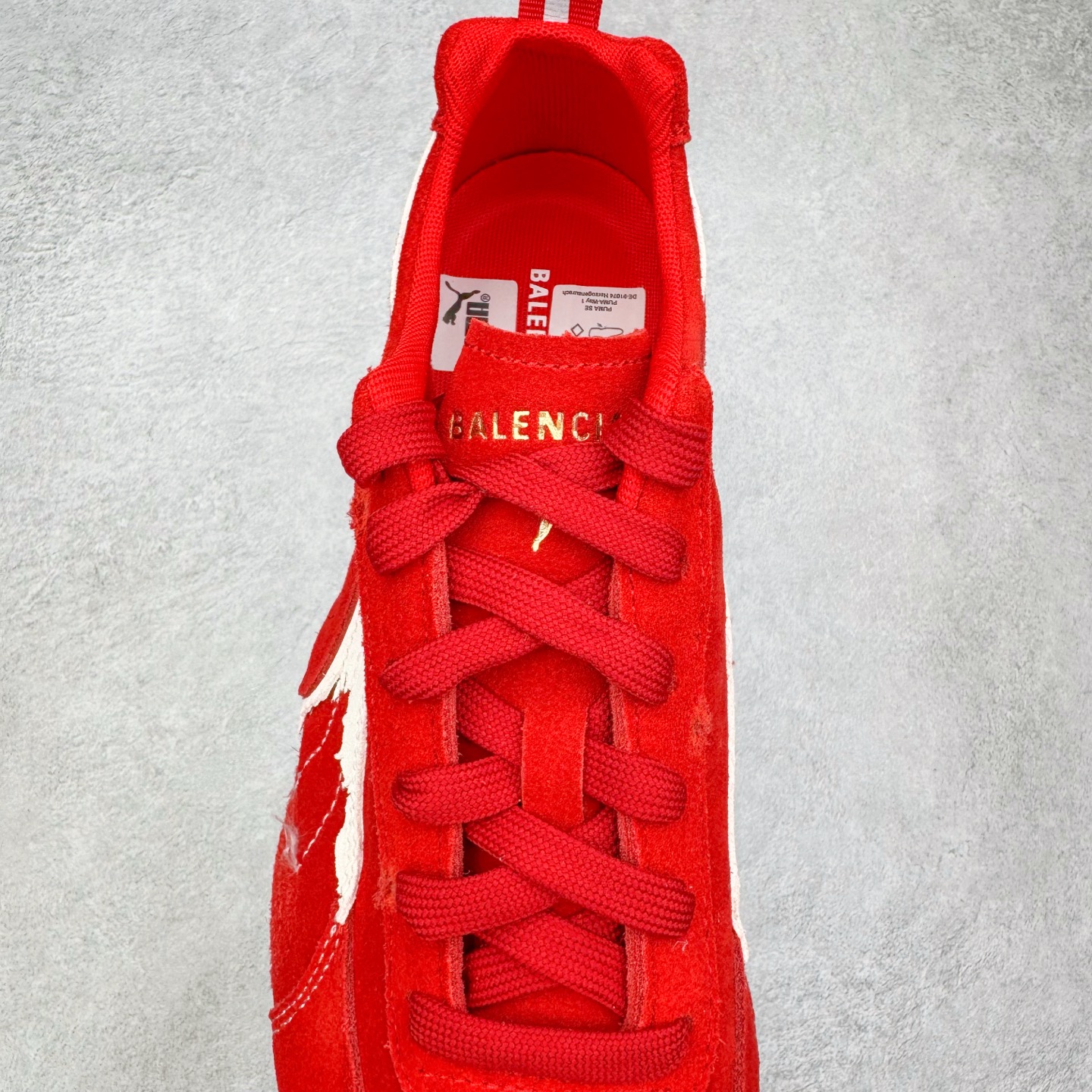 图片[5]-＃KZ纯原 Balenciaga x PUMA/彪马 Speedcat 巴黎世家联名系列薄底鞋牛皮圆头做旧磨损低帮生活休闲鞋 男女同款 口碑大厂出品 品控大底版型不断改良更新 全套原纸板楦头开发 确保原汁原味 完美呈现版型 一比一鞋头弧度高度鞋身弧度 独家私模原厂航空铝磨具打磨大底 鞋头坡度极致还原 无解鞋型 原盒原配 圈内天花板工艺 原厂玻璃冲刀 超高清洁度 全鞋零毛边皮料切割 选用了近两年人气极高的 “薄底鞋” PUMA Speedcat 为蓝本，带来了多个不同配色的联名鞋款。在色调上继承了这双赛车鞋原本的惯用方案，但鞋身侧面标志性的 PUMA Formstrip 标志则采用了 “破坏做旧” 的手法，这也是 Balenciaga 鞋款极为常见的风格。将白色的 PUMA Formstrip 撕掉了一大半，这极为 “粗暴” 的处理方式，在街头绝对有着十足的回头率。鞋头的 PUMA Logo 得以保留，烫金的 BALENCIAGA 字样则表明了它的联名身份，后跟则是鞋款的尺码，这也是 Balenciaga 鞋款的家族习惯。实拍调校N版已经零色差零失真 百分百还原实物色彩所见即所得 不存在货不对板色差等低级问题 选购参考实物拍摄 不混卖不参货 只用心做好货严格选品 承诺混一赔十 尺码：35.5 36 36.5 37.5 38 38.5 39 40 40.5 41 42 42.5 43 44 44.5 45 46-选品中心