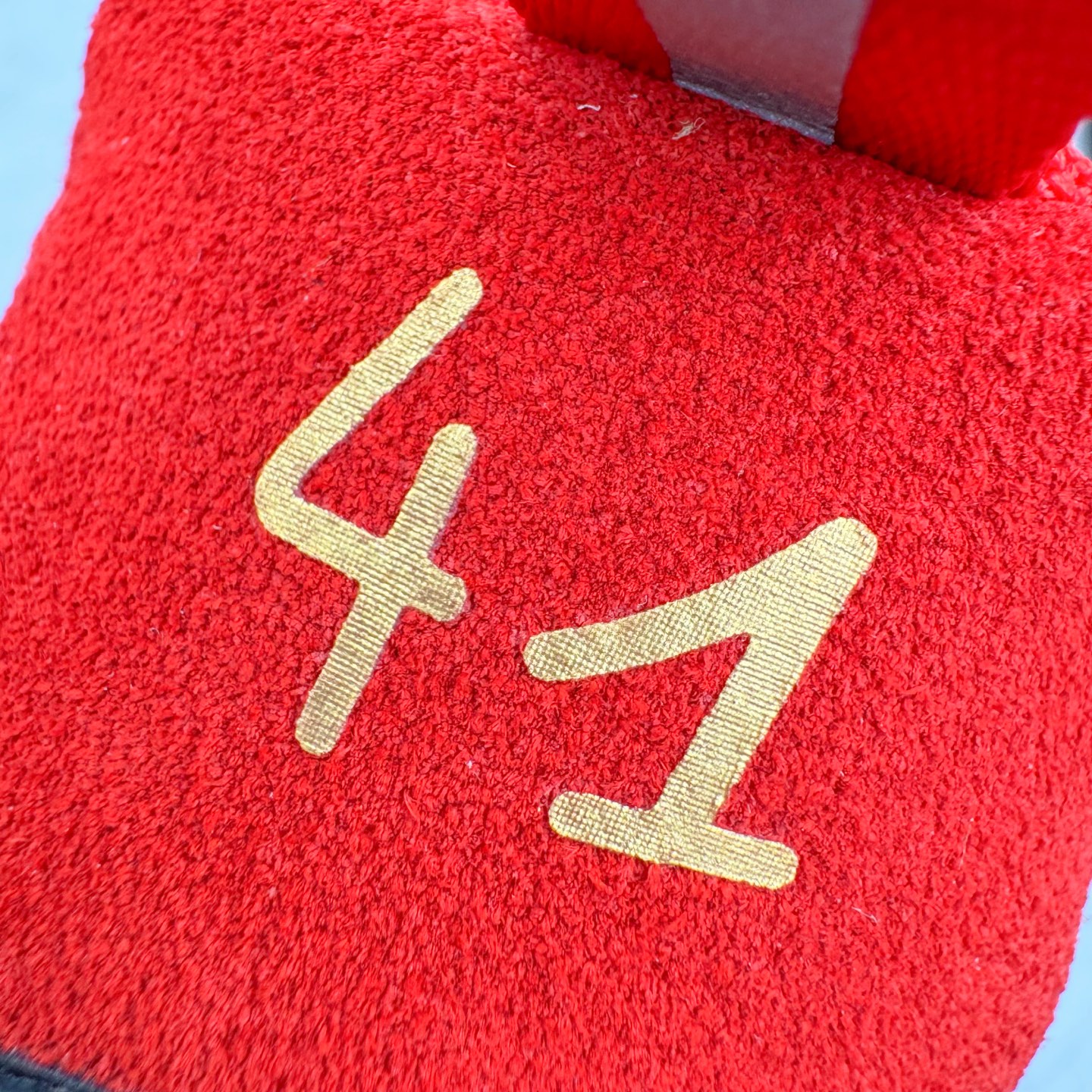 图片[15]-＃KZ纯原 Balenciaga x PUMA/彪马 Speedcat 巴黎世家联名系列薄底鞋牛皮圆头做旧磨损低帮生活休闲鞋 男女同款 口碑大厂出品 品控大底版型不断改良更新 全套原纸板楦头开发 确保原汁原味 完美呈现版型 一比一鞋头弧度高度鞋身弧度 独家私模原厂航空铝磨具打磨大底 鞋头坡度极致还原 无解鞋型 原盒原配 圈内天花板工艺 原厂玻璃冲刀 超高清洁度 全鞋零毛边皮料切割 选用了近两年人气极高的 “薄底鞋” PUMA Speedcat 为蓝本，带来了多个不同配色的联名鞋款。在色调上继承了这双赛车鞋原本的惯用方案，但鞋身侧面标志性的 PUMA Formstrip 标志则采用了 “破坏做旧” 的手法，这也是 Balenciaga 鞋款极为常见的风格。将白色的 PUMA Formstrip 撕掉了一大半，这极为 “粗暴” 的处理方式，在街头绝对有着十足的回头率。鞋头的 PUMA Logo 得以保留，烫金的 BALENCIAGA 字样则表明了它的联名身份，后跟则是鞋款的尺码，这也是 Balenciaga 鞋款的家族习惯。实拍调校N版已经零色差零失真 百分百还原实物色彩所见即所得 不存在货不对板色差等低级问题 选购参考实物拍摄 不混卖不参货 只用心做好货严格选品 承诺混一赔十 尺码：35.5 36 36.5 37.5 38 38.5 39 40 40.5 41 42 42.5 43 44 44.5 45 46-选品中心