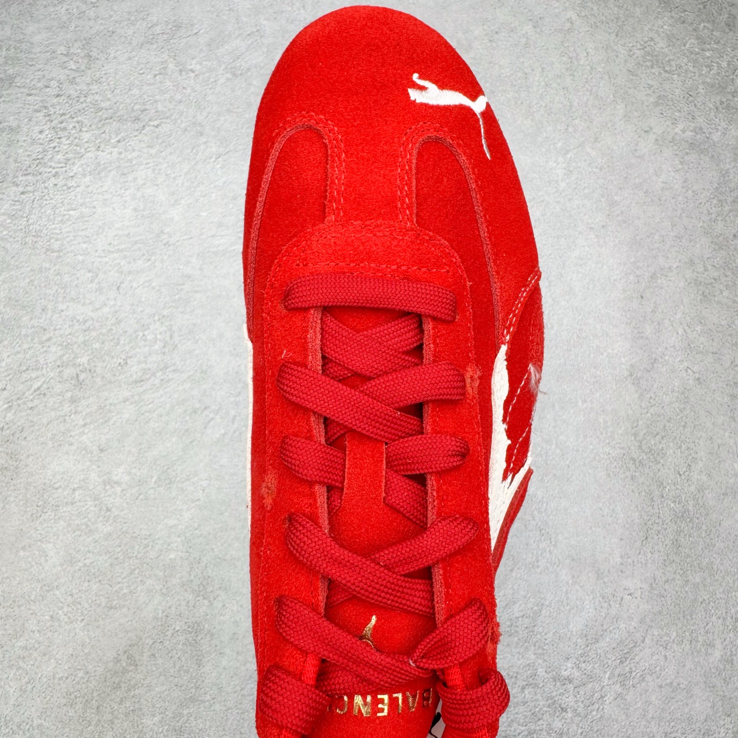 图片[4]-＃KZ纯原 Balenciaga x PUMA/彪马 Speedcat 巴黎世家联名系列薄底鞋牛皮圆头做旧磨损低帮生活休闲鞋 男女同款 口碑大厂出品 品控大底版型不断改良更新 全套原纸板楦头开发 确保原汁原味 完美呈现版型 一比一鞋头弧度高度鞋身弧度 独家私模原厂航空铝磨具打磨大底 鞋头坡度极致还原 无解鞋型 原盒原配 圈内天花板工艺 原厂玻璃冲刀 超高清洁度 全鞋零毛边皮料切割 选用了近两年人气极高的 “薄底鞋” PUMA Speedcat 为蓝本，带来了多个不同配色的联名鞋款。在色调上继承了这双赛车鞋原本的惯用方案，但鞋身侧面标志性的 PUMA Formstrip 标志则采用了 “破坏做旧” 的手法，这也是 Balenciaga 鞋款极为常见的风格。将白色的 PUMA Formstrip 撕掉了一大半，这极为 “粗暴” 的处理方式，在街头绝对有着十足的回头率。鞋头的 PUMA Logo 得以保留，烫金的 BALENCIAGA 字样则表明了它的联名身份，后跟则是鞋款的尺码，这也是 Balenciaga 鞋款的家族习惯。实拍调校N版已经零色差零失真 百分百还原实物色彩所见即所得 不存在货不对板色差等低级问题 选购参考实物拍摄 不混卖不参货 只用心做好货严格选品 承诺混一赔十 尺码：35.5 36 36.5 37.5 38 38.5 39 40 40.5 41 42 42.5 43 44 44.5 45 46-选品中心