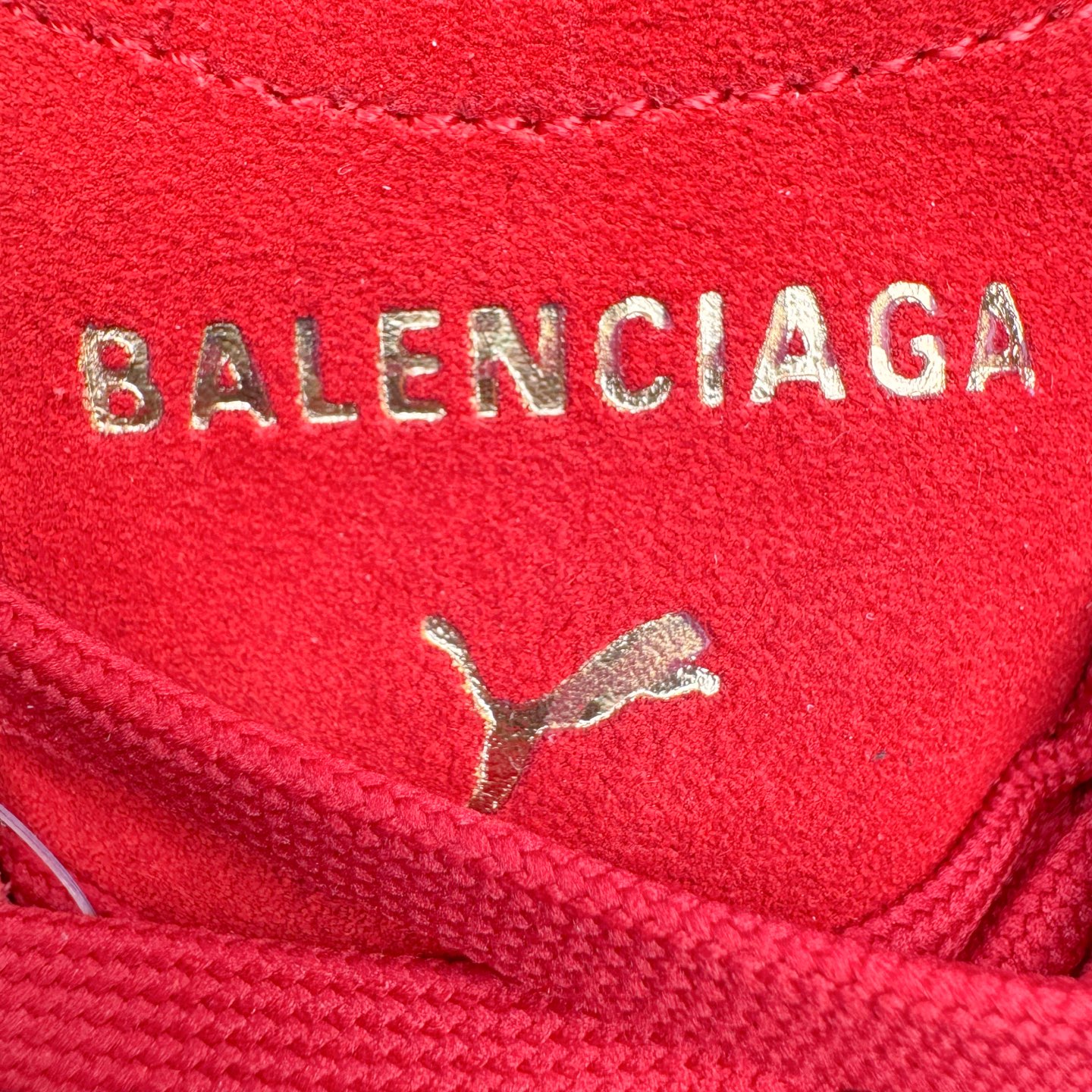 图片[14]-＃KZ纯原 Balenciaga x PUMA/彪马 Speedcat 巴黎世家联名系列薄底鞋牛皮圆头做旧磨损低帮生活休闲鞋 男女同款 口碑大厂出品 品控大底版型不断改良更新 全套原纸板楦头开发 确保原汁原味 完美呈现版型 一比一鞋头弧度高度鞋身弧度 独家私模原厂航空铝磨具打磨大底 鞋头坡度极致还原 无解鞋型 原盒原配 圈内天花板工艺 原厂玻璃冲刀 超高清洁度 全鞋零毛边皮料切割 选用了近两年人气极高的 “薄底鞋” PUMA Speedcat 为蓝本，带来了多个不同配色的联名鞋款。在色调上继承了这双赛车鞋原本的惯用方案，但鞋身侧面标志性的 PUMA Formstrip 标志则采用了 “破坏做旧” 的手法，这也是 Balenciaga 鞋款极为常见的风格。将白色的 PUMA Formstrip 撕掉了一大半，这极为 “粗暴” 的处理方式，在街头绝对有着十足的回头率。鞋头的 PUMA Logo 得以保留，烫金的 BALENCIAGA 字样则表明了它的联名身份，后跟则是鞋款的尺码，这也是 Balenciaga 鞋款的家族习惯。实拍调校N版已经零色差零失真 百分百还原实物色彩所见即所得 不存在货不对板色差等低级问题 选购参考实物拍摄 不混卖不参货 只用心做好货严格选品 承诺混一赔十 尺码：35.5 36 36.5 37.5 38 38.5 39 40 40.5 41 42 42.5 43 44 44.5 45 46-选品中心