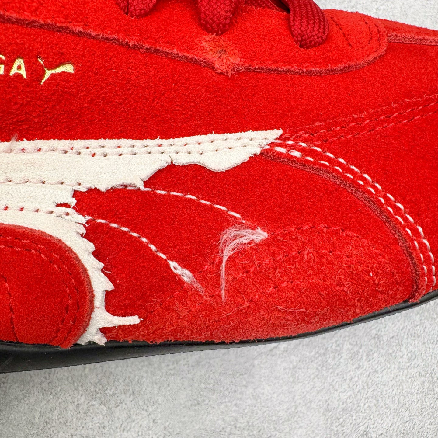 图片[18]-＃KZ纯原 Balenciaga x PUMA/彪马 Speedcat 巴黎世家联名系列薄底鞋牛皮圆头做旧磨损低帮生活休闲鞋 男女同款 口碑大厂出品 品控大底版型不断改良更新 全套原纸板楦头开发 确保原汁原味 完美呈现版型 一比一鞋头弧度高度鞋身弧度 独家私模原厂航空铝磨具打磨大底 鞋头坡度极致还原 无解鞋型 原盒原配 圈内天花板工艺 原厂玻璃冲刀 超高清洁度 全鞋零毛边皮料切割 选用了近两年人气极高的 “薄底鞋” PUMA Speedcat 为蓝本，带来了多个不同配色的联名鞋款。在色调上继承了这双赛车鞋原本的惯用方案，但鞋身侧面标志性的 PUMA Formstrip 标志则采用了 “破坏做旧” 的手法，这也是 Balenciaga 鞋款极为常见的风格。将白色的 PUMA Formstrip 撕掉了一大半，这极为 “粗暴” 的处理方式，在街头绝对有着十足的回头率。鞋头的 PUMA Logo 得以保留，烫金的 BALENCIAGA 字样则表明了它的联名身份，后跟则是鞋款的尺码，这也是 Balenciaga 鞋款的家族习惯。实拍调校N版已经零色差零失真 百分百还原实物色彩所见即所得 不存在货不对板色差等低级问题 选购参考实物拍摄 不混卖不参货 只用心做好货严格选品 承诺混一赔十 尺码：35.5 36 36.5 37.5 38 38.5 39 40 40.5 41 42 42.5 43 44 44.5 45 46-选品中心