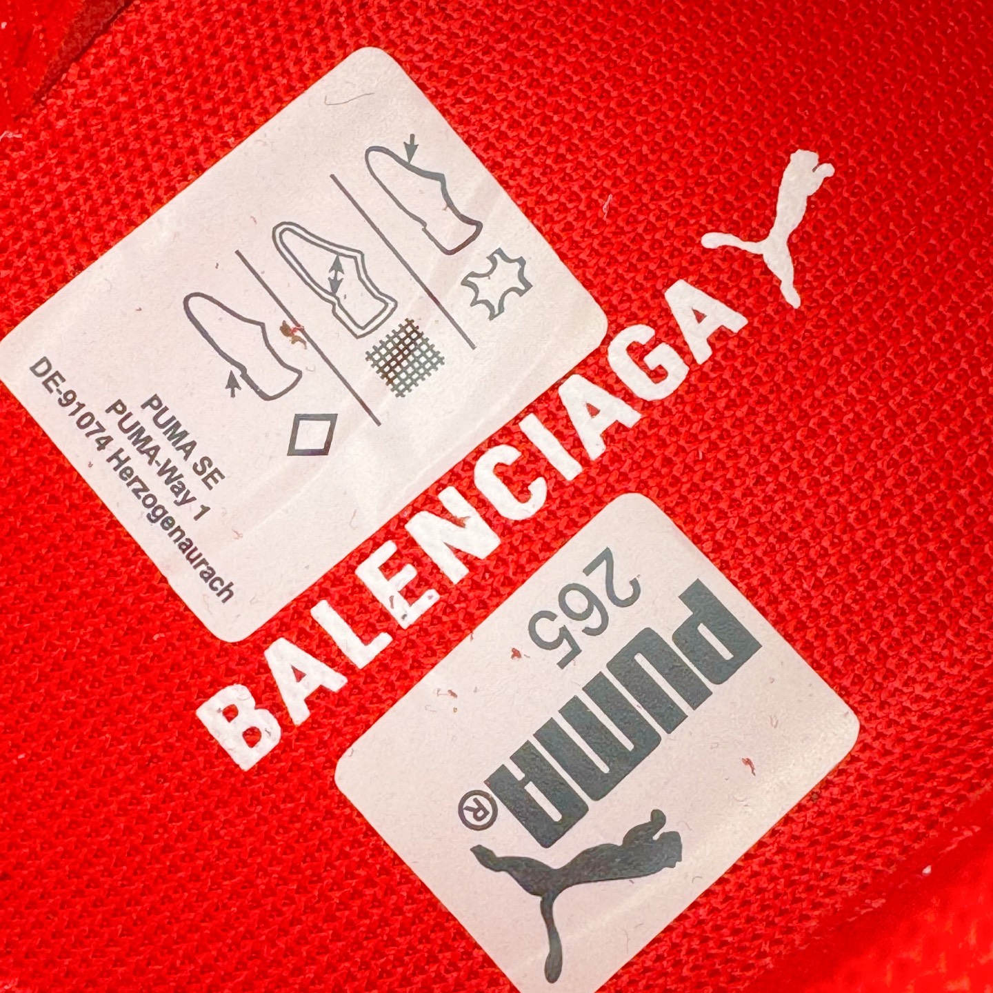 图片[12]-＃KZ纯原 Balenciaga x PUMA/彪马 Speedcat 巴黎世家联名系列薄底鞋牛皮圆头做旧磨损低帮生活休闲鞋 男女同款 口碑大厂出品 品控大底版型不断改良更新 全套原纸板楦头开发 确保原汁原味 完美呈现版型 一比一鞋头弧度高度鞋身弧度 独家私模原厂航空铝磨具打磨大底 鞋头坡度极致还原 无解鞋型 原盒原配 圈内天花板工艺 原厂玻璃冲刀 超高清洁度 全鞋零毛边皮料切割 选用了近两年人气极高的 “薄底鞋” PUMA Speedcat 为蓝本，带来了多个不同配色的联名鞋款。在色调上继承了这双赛车鞋原本的惯用方案，但鞋身侧面标志性的 PUMA Formstrip 标志则采用了 “破坏做旧” 的手法，这也是 Balenciaga 鞋款极为常见的风格。将白色的 PUMA Formstrip 撕掉了一大半，这极为 “粗暴” 的处理方式，在街头绝对有着十足的回头率。鞋头的 PUMA Logo 得以保留，烫金的 BALENCIAGA 字样则表明了它的联名身份，后跟则是鞋款的尺码，这也是 Balenciaga 鞋款的家族习惯。实拍调校N版已经零色差零失真 百分百还原实物色彩所见即所得 不存在货不对板色差等低级问题 选购参考实物拍摄 不混卖不参货 只用心做好货严格选品 承诺混一赔十 尺码：35.5 36 36.5 37.5 38 38.5 39 40 40.5 41 42 42.5 43 44 44.5 45 46-选品中心