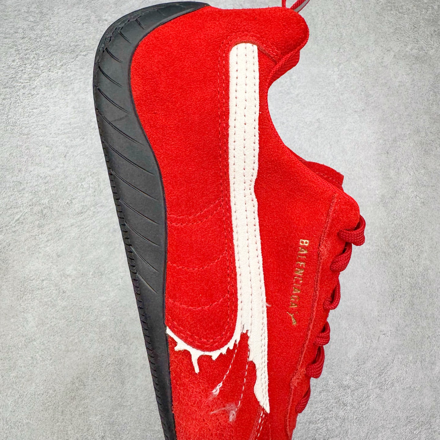 图片[6]-＃KZ纯原 Balenciaga x PUMA/彪马 Speedcat 巴黎世家联名系列薄底鞋牛皮圆头做旧磨损低帮生活休闲鞋 男女同款 口碑大厂出品 品控大底版型不断改良更新 全套原纸板楦头开发 确保原汁原味 完美呈现版型 一比一鞋头弧度高度鞋身弧度 独家私模原厂航空铝磨具打磨大底 鞋头坡度极致还原 无解鞋型 原盒原配 圈内天花板工艺 原厂玻璃冲刀 超高清洁度 全鞋零毛边皮料切割 选用了近两年人气极高的 “薄底鞋” PUMA Speedcat 为蓝本，带来了多个不同配色的联名鞋款。在色调上继承了这双赛车鞋原本的惯用方案，但鞋身侧面标志性的 PUMA Formstrip 标志则采用了 “破坏做旧” 的手法，这也是 Balenciaga 鞋款极为常见的风格。将白色的 PUMA Formstrip 撕掉了一大半，这极为 “粗暴” 的处理方式，在街头绝对有着十足的回头率。鞋头的 PUMA Logo 得以保留，烫金的 BALENCIAGA 字样则表明了它的联名身份，后跟则是鞋款的尺码，这也是 Balenciaga 鞋款的家族习惯。实拍调校N版已经零色差零失真 百分百还原实物色彩所见即所得 不存在货不对板色差等低级问题 选购参考实物拍摄 不混卖不参货 只用心做好货严格选品 承诺混一赔十 尺码：35.5 36 36.5 37.5 38 38.5 39 40 40.5 41 42 42.5 43 44 44.5 45 46-选品中心