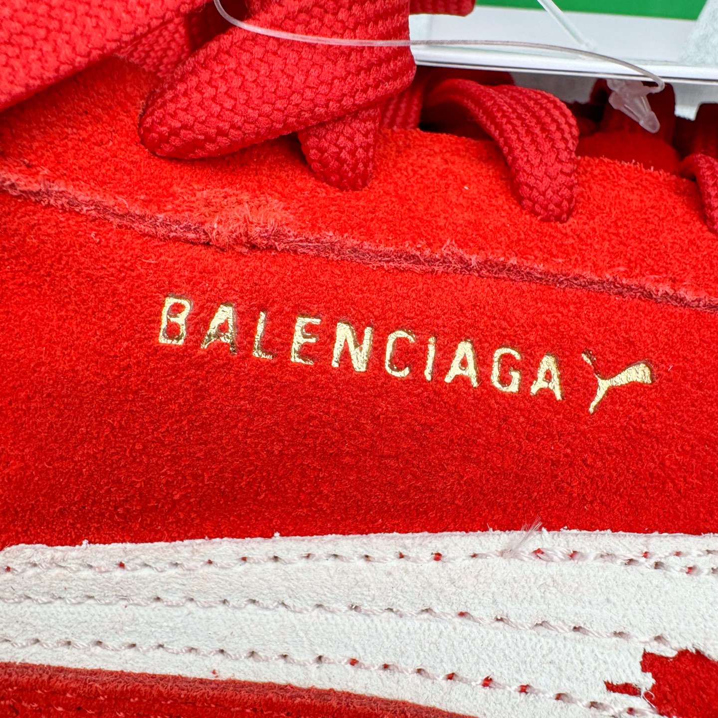图片[17]-＃KZ纯原 Balenciaga x PUMA/彪马 Speedcat 巴黎世家联名系列薄底鞋牛皮圆头做旧磨损低帮生活休闲鞋 男女同款 口碑大厂出品 品控大底版型不断改良更新 全套原纸板楦头开发 确保原汁原味 完美呈现版型 一比一鞋头弧度高度鞋身弧度 独家私模原厂航空铝磨具打磨大底 鞋头坡度极致还原 无解鞋型 原盒原配 圈内天花板工艺 原厂玻璃冲刀 超高清洁度 全鞋零毛边皮料切割 选用了近两年人气极高的 “薄底鞋” PUMA Speedcat 为蓝本，带来了多个不同配色的联名鞋款。在色调上继承了这双赛车鞋原本的惯用方案，但鞋身侧面标志性的 PUMA Formstrip 标志则采用了 “破坏做旧” 的手法，这也是 Balenciaga 鞋款极为常见的风格。将白色的 PUMA Formstrip 撕掉了一大半，这极为 “粗暴” 的处理方式，在街头绝对有着十足的回头率。鞋头的 PUMA Logo 得以保留，烫金的 BALENCIAGA 字样则表明了它的联名身份，后跟则是鞋款的尺码，这也是 Balenciaga 鞋款的家族习惯。实拍调校N版已经零色差零失真 百分百还原实物色彩所见即所得 不存在货不对板色差等低级问题 选购参考实物拍摄 不混卖不参货 只用心做好货严格选品 承诺混一赔十 尺码：35.5 36 36.5 37.5 38 38.5 39 40 40.5 41 42 42.5 43 44 44.5 45 46-选品中心