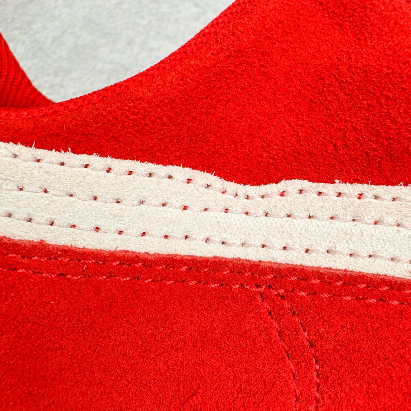 图片[16]-＃KZ纯原 Balenciaga x PUMA/彪马 Speedcat 巴黎世家联名系列薄底鞋牛皮圆头做旧磨损低帮生活休闲鞋 男女同款 口碑大厂出品 品控大底版型不断改良更新 全套原纸板楦头开发 确保原汁原味 完美呈现版型 一比一鞋头弧度高度鞋身弧度 独家私模原厂航空铝磨具打磨大底 鞋头坡度极致还原 无解鞋型 原盒原配 圈内天花板工艺 原厂玻璃冲刀 超高清洁度 全鞋零毛边皮料切割 选用了近两年人气极高的 “薄底鞋” PUMA Speedcat 为蓝本，带来了多个不同配色的联名鞋款。在色调上继承了这双赛车鞋原本的惯用方案，但鞋身侧面标志性的 PUMA Formstrip 标志则采用了 “破坏做旧” 的手法，这也是 Balenciaga 鞋款极为常见的风格。将白色的 PUMA Formstrip 撕掉了一大半，这极为 “粗暴” 的处理方式，在街头绝对有着十足的回头率。鞋头的 PUMA Logo 得以保留，烫金的 BALENCIAGA 字样则表明了它的联名身份，后跟则是鞋款的尺码，这也是 Balenciaga 鞋款的家族习惯。实拍调校N版已经零色差零失真 百分百还原实物色彩所见即所得 不存在货不对板色差等低级问题 选购参考实物拍摄 不混卖不参货 只用心做好货严格选品 承诺混一赔十 尺码：35.5 36 36.5 37.5 38 38.5 39 40 40.5 41 42 42.5 43 44 44.5 45 46-选品中心