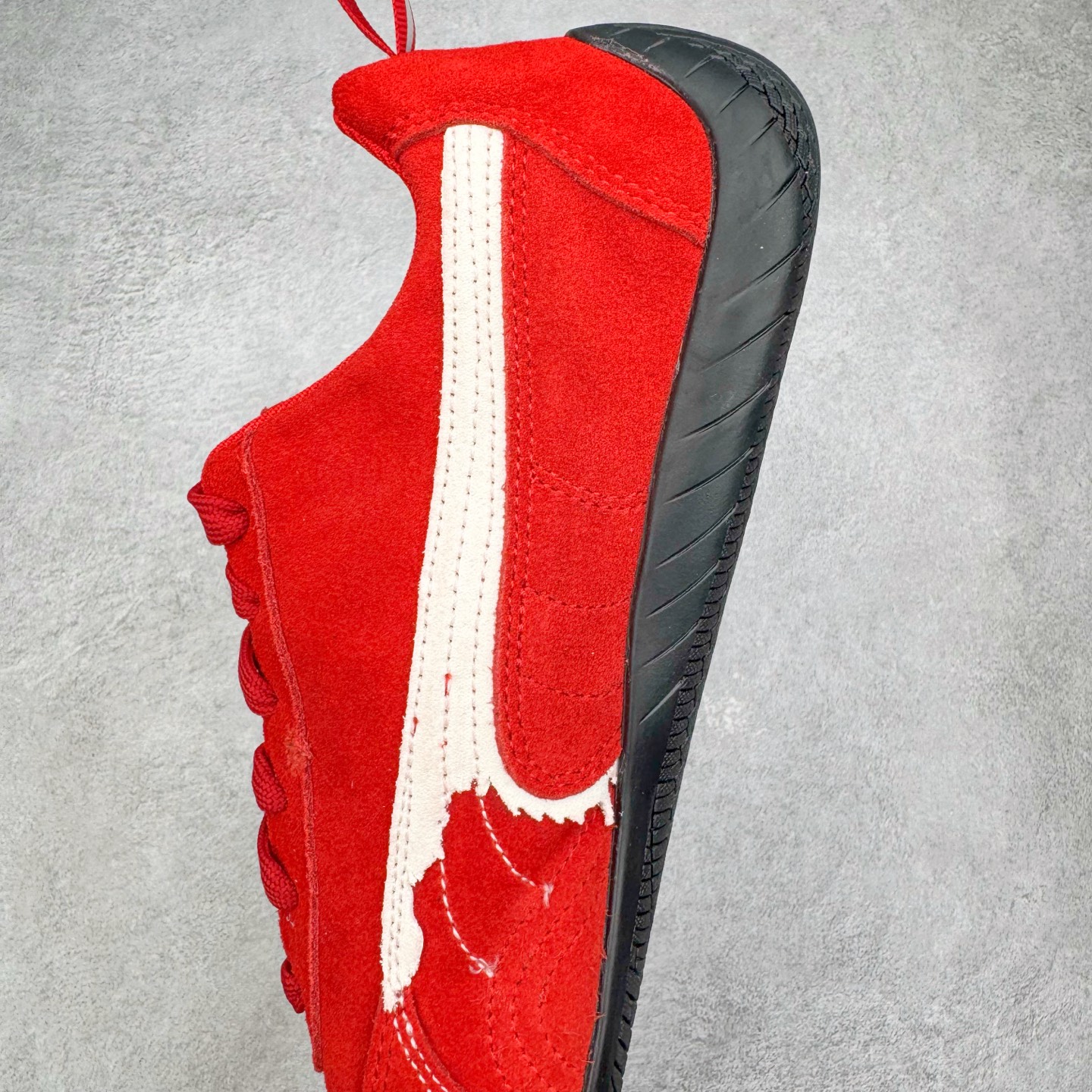 图片[7]-＃KZ纯原 Balenciaga x PUMA/彪马 Speedcat 巴黎世家联名系列薄底鞋牛皮圆头做旧磨损低帮生活休闲鞋 男女同款 口碑大厂出品 品控大底版型不断改良更新 全套原纸板楦头开发 确保原汁原味 完美呈现版型 一比一鞋头弧度高度鞋身弧度 独家私模原厂航空铝磨具打磨大底 鞋头坡度极致还原 无解鞋型 原盒原配 圈内天花板工艺 原厂玻璃冲刀 超高清洁度 全鞋零毛边皮料切割 选用了近两年人气极高的 “薄底鞋” PUMA Speedcat 为蓝本，带来了多个不同配色的联名鞋款。在色调上继承了这双赛车鞋原本的惯用方案，但鞋身侧面标志性的 PUMA Formstrip 标志则采用了 “破坏做旧” 的手法，这也是 Balenciaga 鞋款极为常见的风格。将白色的 PUMA Formstrip 撕掉了一大半，这极为 “粗暴” 的处理方式，在街头绝对有着十足的回头率。鞋头的 PUMA Logo 得以保留，烫金的 BALENCIAGA 字样则表明了它的联名身份，后跟则是鞋款的尺码，这也是 Balenciaga 鞋款的家族习惯。实拍调校N版已经零色差零失真 百分百还原实物色彩所见即所得 不存在货不对板色差等低级问题 选购参考实物拍摄 不混卖不参货 只用心做好货严格选品 承诺混一赔十 尺码：35.5 36 36.5 37.5 38 38.5 39 40 40.5 41 42 42.5 43 44 44.5 45 46-选品中心