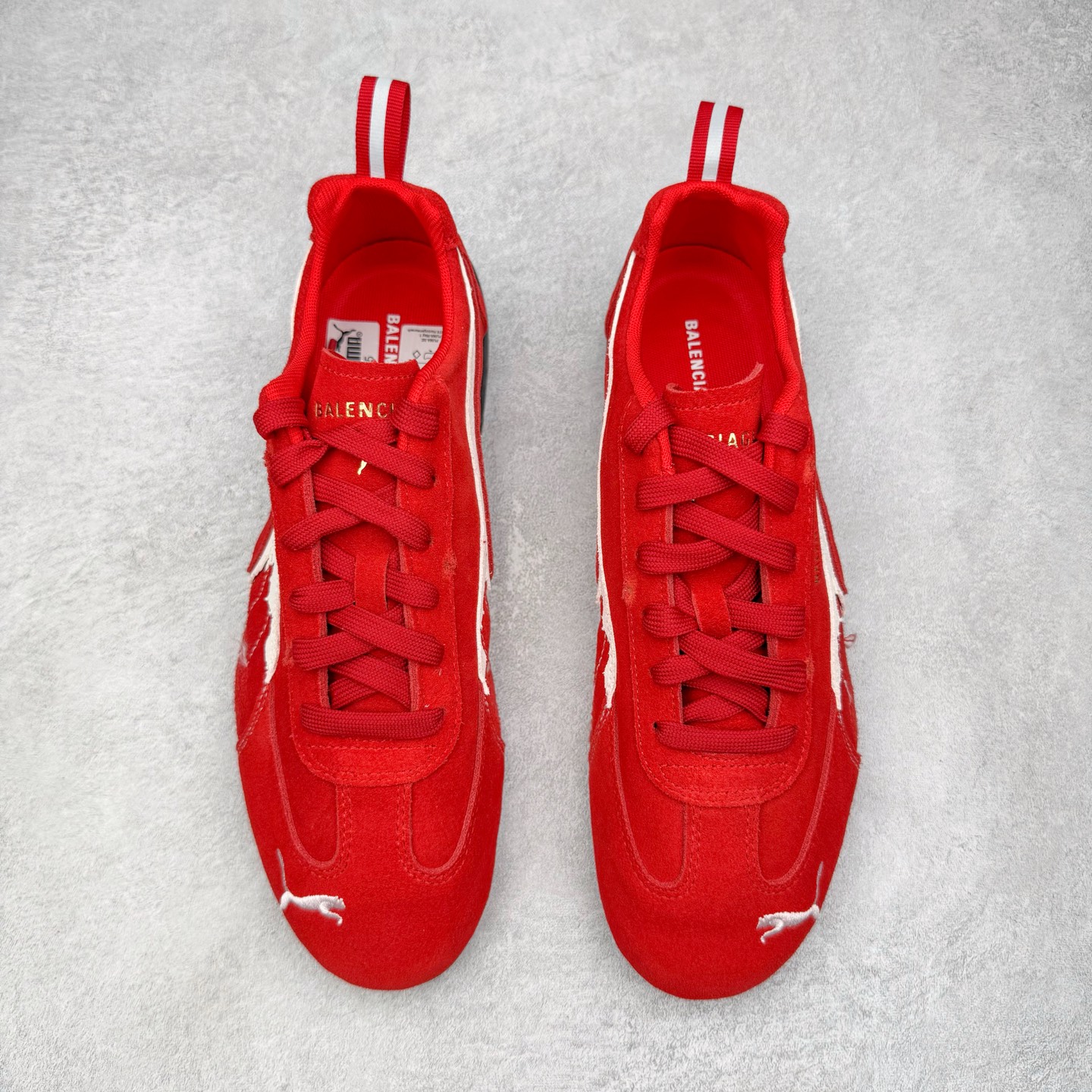 图片[2]-＃KZ纯原 Balenciaga x PUMA/彪马 Speedcat 巴黎世家联名系列薄底鞋牛皮圆头做旧磨损低帮生活休闲鞋 男女同款 口碑大厂出品 品控大底版型不断改良更新 全套原纸板楦头开发 确保原汁原味 完美呈现版型 一比一鞋头弧度高度鞋身弧度 独家私模原厂航空铝磨具打磨大底 鞋头坡度极致还原 无解鞋型 原盒原配 圈内天花板工艺 原厂玻璃冲刀 超高清洁度 全鞋零毛边皮料切割 选用了近两年人气极高的 “薄底鞋” PUMA Speedcat 为蓝本，带来了多个不同配色的联名鞋款。在色调上继承了这双赛车鞋原本的惯用方案，但鞋身侧面标志性的 PUMA Formstrip 标志则采用了 “破坏做旧” 的手法，这也是 Balenciaga 鞋款极为常见的风格。将白色的 PUMA Formstrip 撕掉了一大半，这极为 “粗暴” 的处理方式，在街头绝对有着十足的回头率。鞋头的 PUMA Logo 得以保留，烫金的 BALENCIAGA 字样则表明了它的联名身份，后跟则是鞋款的尺码，这也是 Balenciaga 鞋款的家族习惯。实拍调校N版已经零色差零失真 百分百还原实物色彩所见即所得 不存在货不对板色差等低级问题 选购参考实物拍摄 不混卖不参货 只用心做好货严格选品 承诺混一赔十 尺码：35.5 36 36.5 37.5 38 38.5 39 40 40.5 41 42 42.5 43 44 44.5 45 46-选品中心