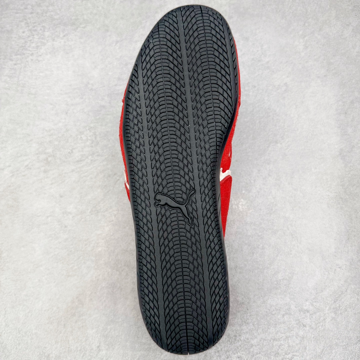 图片[9]-＃KZ纯原 Balenciaga x PUMA/彪马 Speedcat 巴黎世家联名系列薄底鞋牛皮圆头做旧磨损低帮生活休闲鞋 男女同款 口碑大厂出品 品控大底版型不断改良更新 全套原纸板楦头开发 确保原汁原味 完美呈现版型 一比一鞋头弧度高度鞋身弧度 独家私模原厂航空铝磨具打磨大底 鞋头坡度极致还原 无解鞋型 原盒原配 圈内天花板工艺 原厂玻璃冲刀 超高清洁度 全鞋零毛边皮料切割 选用了近两年人气极高的 “薄底鞋” PUMA Speedcat 为蓝本，带来了多个不同配色的联名鞋款。在色调上继承了这双赛车鞋原本的惯用方案，但鞋身侧面标志性的 PUMA Formstrip 标志则采用了 “破坏做旧” 的手法，这也是 Balenciaga 鞋款极为常见的风格。将白色的 PUMA Formstrip 撕掉了一大半，这极为 “粗暴” 的处理方式，在街头绝对有着十足的回头率。鞋头的 PUMA Logo 得以保留，烫金的 BALENCIAGA 字样则表明了它的联名身份，后跟则是鞋款的尺码，这也是 Balenciaga 鞋款的家族习惯。实拍调校N版已经零色差零失真 百分百还原实物色彩所见即所得 不存在货不对板色差等低级问题 选购参考实物拍摄 不混卖不参货 只用心做好货严格选品 承诺混一赔十 尺码：35.5 36 36.5 37.5 38 38.5 39 40 40.5 41 42 42.5 43 44 44.5 45 46-选品中心