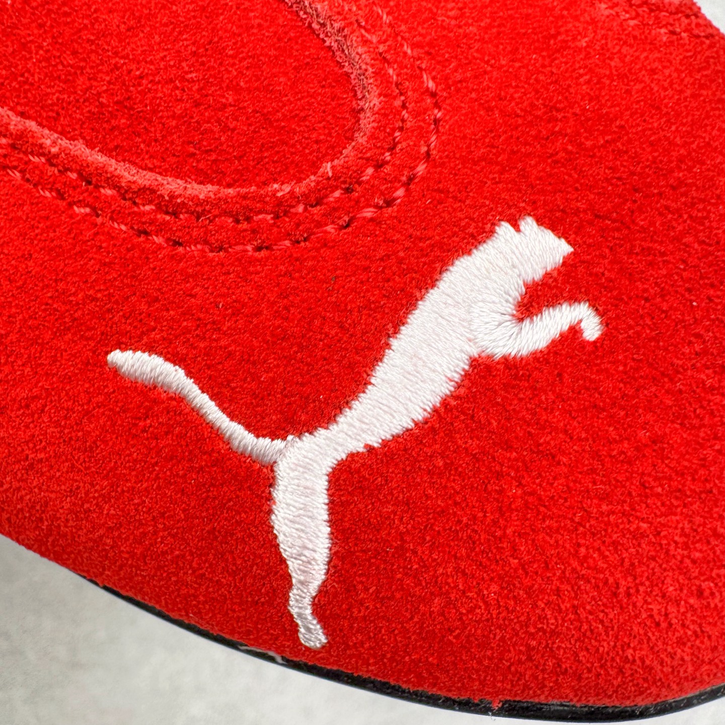 图片[19]-＃KZ纯原 Balenciaga x PUMA/彪马 Speedcat 巴黎世家联名系列薄底鞋牛皮圆头做旧磨损低帮生活休闲鞋 男女同款 口碑大厂出品 品控大底版型不断改良更新 全套原纸板楦头开发 确保原汁原味 完美呈现版型 一比一鞋头弧度高度鞋身弧度 独家私模原厂航空铝磨具打磨大底 鞋头坡度极致还原 无解鞋型 原盒原配 圈内天花板工艺 原厂玻璃冲刀 超高清洁度 全鞋零毛边皮料切割 选用了近两年人气极高的 “薄底鞋” PUMA Speedcat 为蓝本，带来了多个不同配色的联名鞋款。在色调上继承了这双赛车鞋原本的惯用方案，但鞋身侧面标志性的 PUMA Formstrip 标志则采用了 “破坏做旧” 的手法，这也是 Balenciaga 鞋款极为常见的风格。将白色的 PUMA Formstrip 撕掉了一大半，这极为 “粗暴” 的处理方式，在街头绝对有着十足的回头率。鞋头的 PUMA Logo 得以保留，烫金的 BALENCIAGA 字样则表明了它的联名身份，后跟则是鞋款的尺码，这也是 Balenciaga 鞋款的家族习惯。实拍调校N版已经零色差零失真 百分百还原实物色彩所见即所得 不存在货不对板色差等低级问题 选购参考实物拍摄 不混卖不参货 只用心做好货严格选品 承诺混一赔十 尺码：35.5 36 36.5 37.5 38 38.5 39 40 40.5 41 42 42.5 43 44 44.5 45 46-选品中心