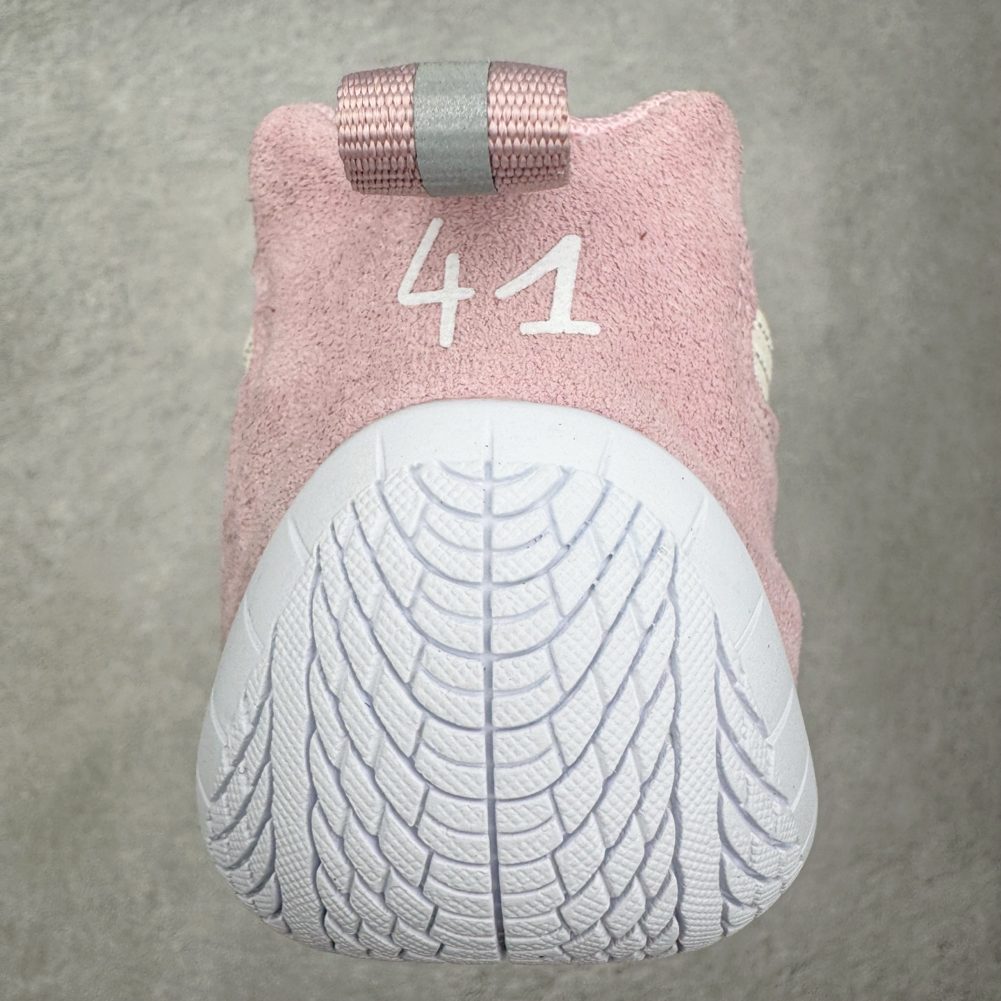 图片[8]-＃KZ纯原 Balenciaga x PUMA/彪马 Speedcat 巴黎世家联名系列薄底鞋牛皮圆头做旧磨损低帮生活休闲鞋 男女同款 口碑大厂出品 品控大底版型不断改良更新 全套原纸板楦头开发 确保原汁原味 完美呈现版型 一比一鞋头弧度高度鞋身弧度 独家私模原厂航空铝磨具打磨大底 鞋头坡度极致还原 无解鞋型 原盒原配 圈内天花板工艺 原厂玻璃冲刀 超高清洁度 全鞋零毛边皮料切割 选用了近两年人气极高的 “薄底鞋” PUMA Speedcat 为蓝本，带来了多个不同配色的联名鞋款。在色调上继承了这双赛车鞋原本的惯用方案，但鞋身侧面标志性的 PUMA Formstrip 标志则采用了 “破坏做旧” 的手法，这也是 Balenciaga 鞋款极为常见的风格。将白色的 PUMA Formstrip 撕掉了一大半，这极为 “粗暴” 的处理方式，在街头绝对有着十足的回头率。鞋头的 PUMA Logo 得以保留，烫金的 BALENCIAGA 字样则表明了它的联名身份，后跟则是鞋款的尺码，这也是 Balenciaga 鞋款的家族习惯。实拍调校N版已经零色差零失真 百分百还原实物色彩所见即所得 不存在货不对板色差等低级问题 选购参考实物拍摄 不混卖不参货 只用心做好货严格选品 承诺混一赔十 尺码：35.5 36 36.5 37.5 38 38.5 39 40 40.5 41 42 42.5 43 44 44.5 45 46-选品中心