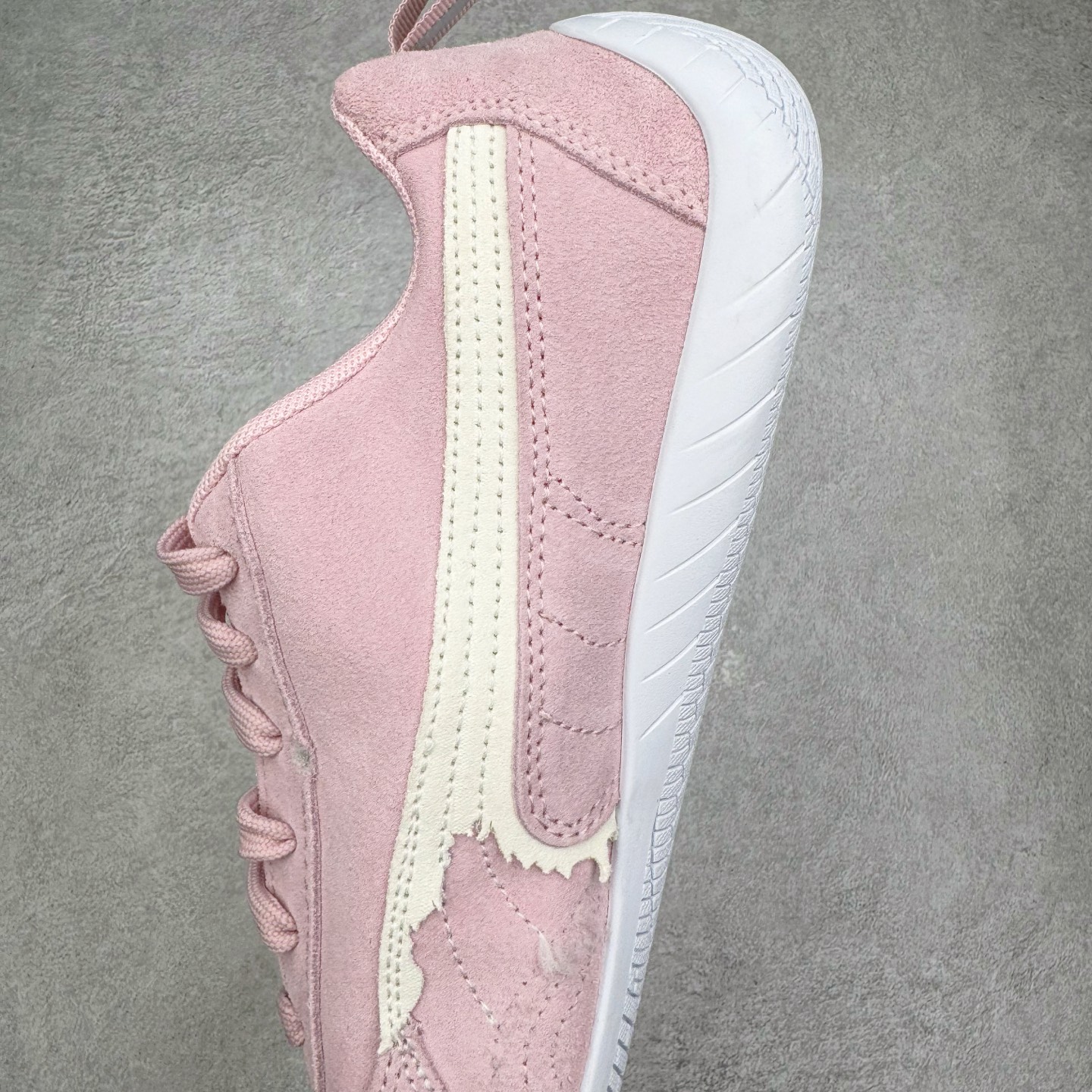 图片[7]-＃KZ纯原 Balenciaga x PUMA/彪马 Speedcat 巴黎世家联名系列薄底鞋牛皮圆头做旧磨损低帮生活休闲鞋 男女同款 口碑大厂出品 品控大底版型不断改良更新 全套原纸板楦头开发 确保原汁原味 完美呈现版型 一比一鞋头弧度高度鞋身弧度 独家私模原厂航空铝磨具打磨大底 鞋头坡度极致还原 无解鞋型 原盒原配 圈内天花板工艺 原厂玻璃冲刀 超高清洁度 全鞋零毛边皮料切割 选用了近两年人气极高的 “薄底鞋” PUMA Speedcat 为蓝本，带来了多个不同配色的联名鞋款。在色调上继承了这双赛车鞋原本的惯用方案，但鞋身侧面标志性的 PUMA Formstrip 标志则采用了 “破坏做旧” 的手法，这也是 Balenciaga 鞋款极为常见的风格。将白色的 PUMA Formstrip 撕掉了一大半，这极为 “粗暴” 的处理方式，在街头绝对有着十足的回头率。鞋头的 PUMA Logo 得以保留，烫金的 BALENCIAGA 字样则表明了它的联名身份，后跟则是鞋款的尺码，这也是 Balenciaga 鞋款的家族习惯。实拍调校N版已经零色差零失真 百分百还原实物色彩所见即所得 不存在货不对板色差等低级问题 选购参考实物拍摄 不混卖不参货 只用心做好货严格选品 承诺混一赔十 尺码：35.5 36 36.5 37.5 38 38.5 39 40 40.5 41 42 42.5 43 44 44.5 45 46-选品中心