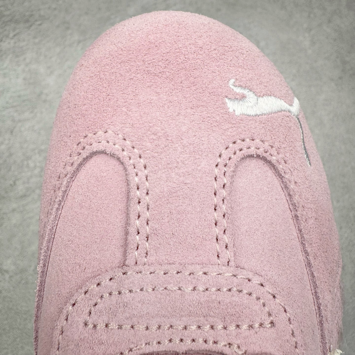 图片[14]-＃KZ纯原 Balenciaga x PUMA/彪马 Speedcat 巴黎世家联名系列薄底鞋牛皮圆头做旧磨损低帮生活休闲鞋 男女同款 口碑大厂出品 品控大底版型不断改良更新 全套原纸板楦头开发 确保原汁原味 完美呈现版型 一比一鞋头弧度高度鞋身弧度 独家私模原厂航空铝磨具打磨大底 鞋头坡度极致还原 无解鞋型 原盒原配 圈内天花板工艺 原厂玻璃冲刀 超高清洁度 全鞋零毛边皮料切割 选用了近两年人气极高的 “薄底鞋” PUMA Speedcat 为蓝本，带来了多个不同配色的联名鞋款。在色调上继承了这双赛车鞋原本的惯用方案，但鞋身侧面标志性的 PUMA Formstrip 标志则采用了 “破坏做旧” 的手法，这也是 Balenciaga 鞋款极为常见的风格。将白色的 PUMA Formstrip 撕掉了一大半，这极为 “粗暴” 的处理方式，在街头绝对有着十足的回头率。鞋头的 PUMA Logo 得以保留，烫金的 BALENCIAGA 字样则表明了它的联名身份，后跟则是鞋款的尺码，这也是 Balenciaga 鞋款的家族习惯。实拍调校N版已经零色差零失真 百分百还原实物色彩所见即所得 不存在货不对板色差等低级问题 选购参考实物拍摄 不混卖不参货 只用心做好货严格选品 承诺混一赔十 尺码：35.5 36 36.5 37.5 38 38.5 39 40 40.5 41 42 42.5 43 44 44.5 45 46-选品中心
