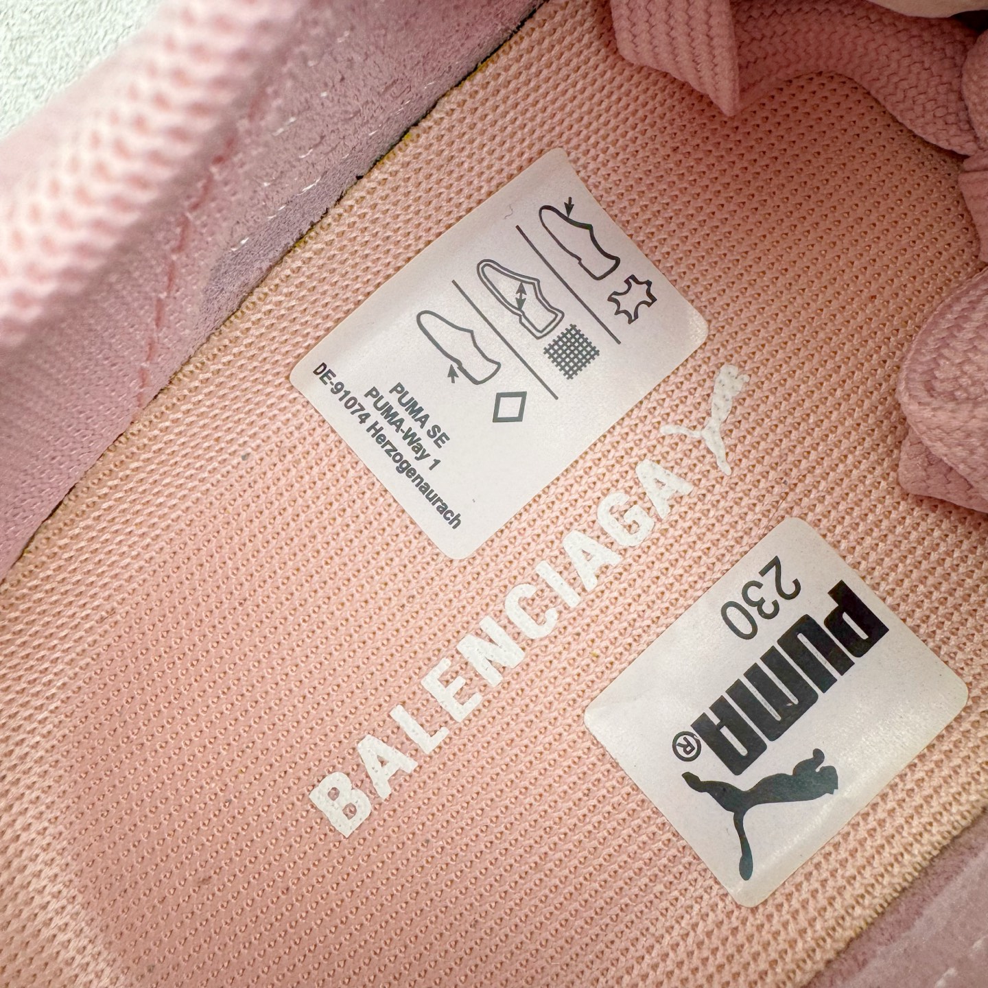 图片[12]-＃KZ纯原 Balenciaga x PUMA/彪马 Speedcat 巴黎世家联名系列薄底鞋牛皮圆头做旧磨损低帮生活休闲鞋 男女同款 口碑大厂出品 品控大底版型不断改良更新 全套原纸板楦头开发 确保原汁原味 完美呈现版型 一比一鞋头弧度高度鞋身弧度 独家私模原厂航空铝磨具打磨大底 鞋头坡度极致还原 无解鞋型 原盒原配 圈内天花板工艺 原厂玻璃冲刀 超高清洁度 全鞋零毛边皮料切割 选用了近两年人气极高的 “薄底鞋” PUMA Speedcat 为蓝本，带来了多个不同配色的联名鞋款。在色调上继承了这双赛车鞋原本的惯用方案，但鞋身侧面标志性的 PUMA Formstrip 标志则采用了 “破坏做旧” 的手法，这也是 Balenciaga 鞋款极为常见的风格。将白色的 PUMA Formstrip 撕掉了一大半，这极为 “粗暴” 的处理方式，在街头绝对有着十足的回头率。鞋头的 PUMA Logo 得以保留，烫金的 BALENCIAGA 字样则表明了它的联名身份，后跟则是鞋款的尺码，这也是 Balenciaga 鞋款的家族习惯。实拍调校N版已经零色差零失真 百分百还原实物色彩所见即所得 不存在货不对板色差等低级问题 选购参考实物拍摄 不混卖不参货 只用心做好货严格选品 承诺混一赔十 尺码：35.5 36 36.5 37.5 38 38.5 39 40 40.5 41 42 42.5 43 44 44.5 45 46-选品中心