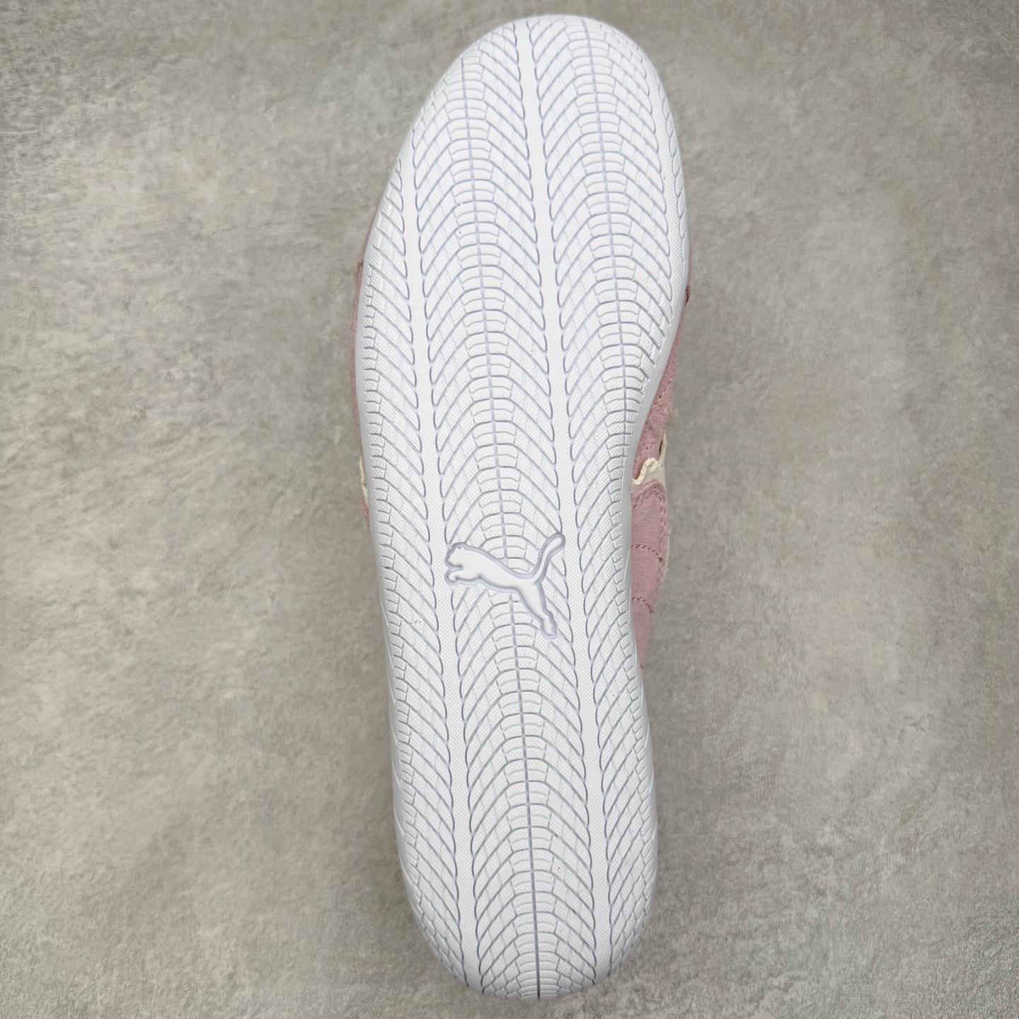 图片[9]-＃KZ纯原 Balenciaga x PUMA/彪马 Speedcat 巴黎世家联名系列薄底鞋牛皮圆头做旧磨损低帮生活休闲鞋 男女同款 口碑大厂出品 品控大底版型不断改良更新 全套原纸板楦头开发 确保原汁原味 完美呈现版型 一比一鞋头弧度高度鞋身弧度 独家私模原厂航空铝磨具打磨大底 鞋头坡度极致还原 无解鞋型 原盒原配 圈内天花板工艺 原厂玻璃冲刀 超高清洁度 全鞋零毛边皮料切割 选用了近两年人气极高的 “薄底鞋” PUMA Speedcat 为蓝本，带来了多个不同配色的联名鞋款。在色调上继承了这双赛车鞋原本的惯用方案，但鞋身侧面标志性的 PUMA Formstrip 标志则采用了 “破坏做旧” 的手法，这也是 Balenciaga 鞋款极为常见的风格。将白色的 PUMA Formstrip 撕掉了一大半，这极为 “粗暴” 的处理方式，在街头绝对有着十足的回头率。鞋头的 PUMA Logo 得以保留，烫金的 BALENCIAGA 字样则表明了它的联名身份，后跟则是鞋款的尺码，这也是 Balenciaga 鞋款的家族习惯。实拍调校N版已经零色差零失真 百分百还原实物色彩所见即所得 不存在货不对板色差等低级问题 选购参考实物拍摄 不混卖不参货 只用心做好货严格选品 承诺混一赔十 尺码：35.5 36 36.5 37.5 38 38.5 39 40 40.5 41 42 42.5 43 44 44.5 45 46-选品中心