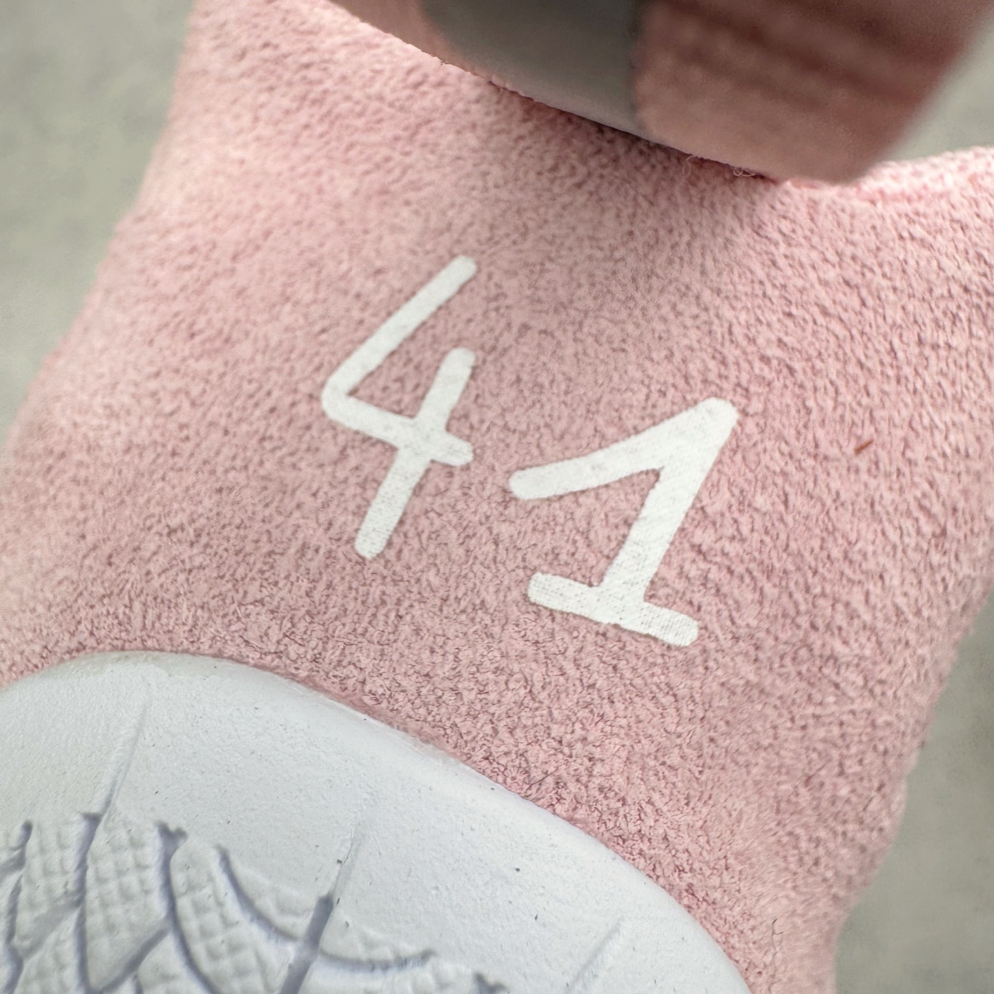 图片[15]-＃KZ纯原 Balenciaga x PUMA/彪马 Speedcat 巴黎世家联名系列薄底鞋牛皮圆头做旧磨损低帮生活休闲鞋 男女同款 口碑大厂出品 品控大底版型不断改良更新 全套原纸板楦头开发 确保原汁原味 完美呈现版型 一比一鞋头弧度高度鞋身弧度 独家私模原厂航空铝磨具打磨大底 鞋头坡度极致还原 无解鞋型 原盒原配 圈内天花板工艺 原厂玻璃冲刀 超高清洁度 全鞋零毛边皮料切割 选用了近两年人气极高的 “薄底鞋” PUMA Speedcat 为蓝本，带来了多个不同配色的联名鞋款。在色调上继承了这双赛车鞋原本的惯用方案，但鞋身侧面标志性的 PUMA Formstrip 标志则采用了 “破坏做旧” 的手法，这也是 Balenciaga 鞋款极为常见的风格。将白色的 PUMA Formstrip 撕掉了一大半，这极为 “粗暴” 的处理方式，在街头绝对有着十足的回头率。鞋头的 PUMA Logo 得以保留，烫金的 BALENCIAGA 字样则表明了它的联名身份，后跟则是鞋款的尺码，这也是 Balenciaga 鞋款的家族习惯。实拍调校N版已经零色差零失真 百分百还原实物色彩所见即所得 不存在货不对板色差等低级问题 选购参考实物拍摄 不混卖不参货 只用心做好货严格选品 承诺混一赔十 尺码：35.5 36 36.5 37.5 38 38.5 39 40 40.5 41 42 42.5 43 44 44.5 45 46-选品中心