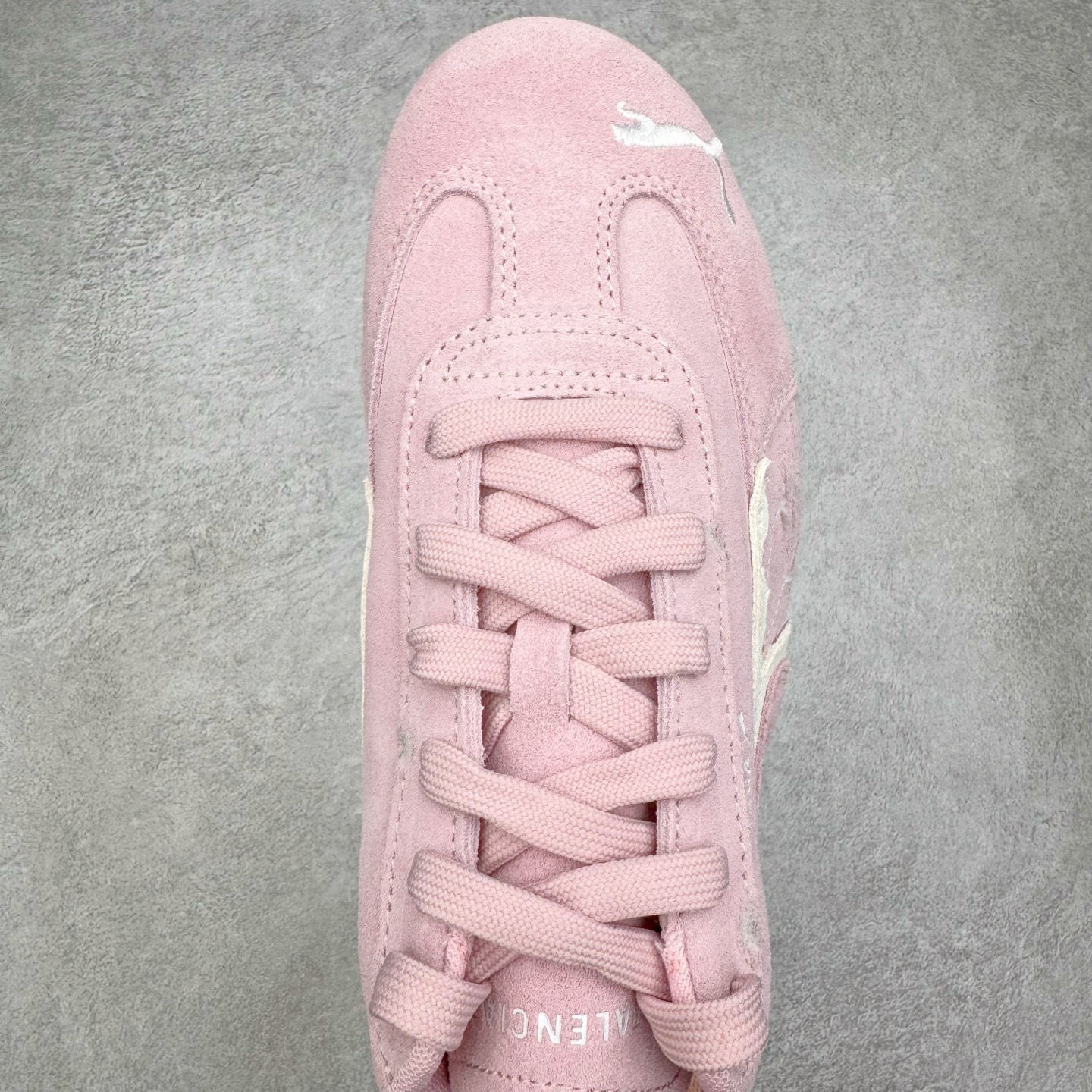 图片[4]-＃KZ纯原 Balenciaga x PUMA/彪马 Speedcat 巴黎世家联名系列薄底鞋牛皮圆头做旧磨损低帮生活休闲鞋 男女同款 口碑大厂出品 品控大底版型不断改良更新 全套原纸板楦头开发 确保原汁原味 完美呈现版型 一比一鞋头弧度高度鞋身弧度 独家私模原厂航空铝磨具打磨大底 鞋头坡度极致还原 无解鞋型 原盒原配 圈内天花板工艺 原厂玻璃冲刀 超高清洁度 全鞋零毛边皮料切割 选用了近两年人气极高的 “薄底鞋” PUMA Speedcat 为蓝本，带来了多个不同配色的联名鞋款。在色调上继承了这双赛车鞋原本的惯用方案，但鞋身侧面标志性的 PUMA Formstrip 标志则采用了 “破坏做旧” 的手法，这也是 Balenciaga 鞋款极为常见的风格。将白色的 PUMA Formstrip 撕掉了一大半，这极为 “粗暴” 的处理方式，在街头绝对有着十足的回头率。鞋头的 PUMA Logo 得以保留，烫金的 BALENCIAGA 字样则表明了它的联名身份，后跟则是鞋款的尺码，这也是 Balenciaga 鞋款的家族习惯。实拍调校N版已经零色差零失真 百分百还原实物色彩所见即所得 不存在货不对板色差等低级问题 选购参考实物拍摄 不混卖不参货 只用心做好货严格选品 承诺混一赔十 尺码：35.5 36 36.5 37.5 38 38.5 39 40 40.5 41 42 42.5 43 44 44.5 45 46-选品中心