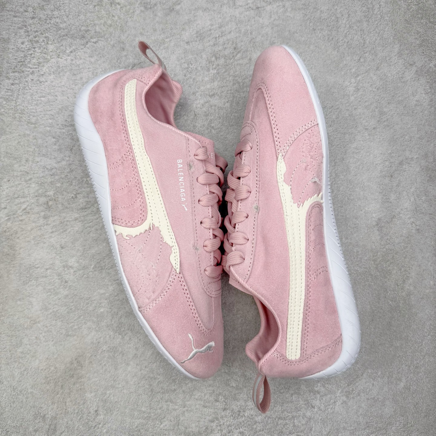 图片[3]-＃KZ纯原 Balenciaga x PUMA/彪马 Speedcat 巴黎世家联名系列薄底鞋牛皮圆头做旧磨损低帮生活休闲鞋 男女同款 口碑大厂出品 品控大底版型不断改良更新 全套原纸板楦头开发 确保原汁原味 完美呈现版型 一比一鞋头弧度高度鞋身弧度 独家私模原厂航空铝磨具打磨大底 鞋头坡度极致还原 无解鞋型 原盒原配 圈内天花板工艺 原厂玻璃冲刀 超高清洁度 全鞋零毛边皮料切割 选用了近两年人气极高的 “薄底鞋” PUMA Speedcat 为蓝本，带来了多个不同配色的联名鞋款。在色调上继承了这双赛车鞋原本的惯用方案，但鞋身侧面标志性的 PUMA Formstrip 标志则采用了 “破坏做旧” 的手法，这也是 Balenciaga 鞋款极为常见的风格。将白色的 PUMA Formstrip 撕掉了一大半，这极为 “粗暴” 的处理方式，在街头绝对有着十足的回头率。鞋头的 PUMA Logo 得以保留，烫金的 BALENCIAGA 字样则表明了它的联名身份，后跟则是鞋款的尺码，这也是 Balenciaga 鞋款的家族习惯。实拍调校N版已经零色差零失真 百分百还原实物色彩所见即所得 不存在货不对板色差等低级问题 选购参考实物拍摄 不混卖不参货 只用心做好货严格选品 承诺混一赔十 尺码：35.5 36 36.5 37.5 38 38.5 39 40 40.5 41 42 42.5 43 44 44.5 45 46-选品中心