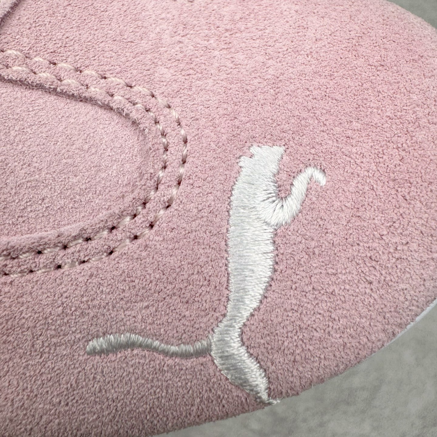 图片[13]-＃KZ纯原 Balenciaga x PUMA/彪马 Speedcat 巴黎世家联名系列薄底鞋牛皮圆头做旧磨损低帮生活休闲鞋 男女同款 口碑大厂出品 品控大底版型不断改良更新 全套原纸板楦头开发 确保原汁原味 完美呈现版型 一比一鞋头弧度高度鞋身弧度 独家私模原厂航空铝磨具打磨大底 鞋头坡度极致还原 无解鞋型 原盒原配 圈内天花板工艺 原厂玻璃冲刀 超高清洁度 全鞋零毛边皮料切割 选用了近两年人气极高的 “薄底鞋” PUMA Speedcat 为蓝本，带来了多个不同配色的联名鞋款。在色调上继承了这双赛车鞋原本的惯用方案，但鞋身侧面标志性的 PUMA Formstrip 标志则采用了 “破坏做旧” 的手法，这也是 Balenciaga 鞋款极为常见的风格。将白色的 PUMA Formstrip 撕掉了一大半，这极为 “粗暴” 的处理方式，在街头绝对有着十足的回头率。鞋头的 PUMA Logo 得以保留，烫金的 BALENCIAGA 字样则表明了它的联名身份，后跟则是鞋款的尺码，这也是 Balenciaga 鞋款的家族习惯。实拍调校N版已经零色差零失真 百分百还原实物色彩所见即所得 不存在货不对板色差等低级问题 选购参考实物拍摄 不混卖不参货 只用心做好货严格选品 承诺混一赔十 尺码：35.5 36 36.5 37.5 38 38.5 39 40 40.5 41 42 42.5 43 44 44.5 45 46-选品中心