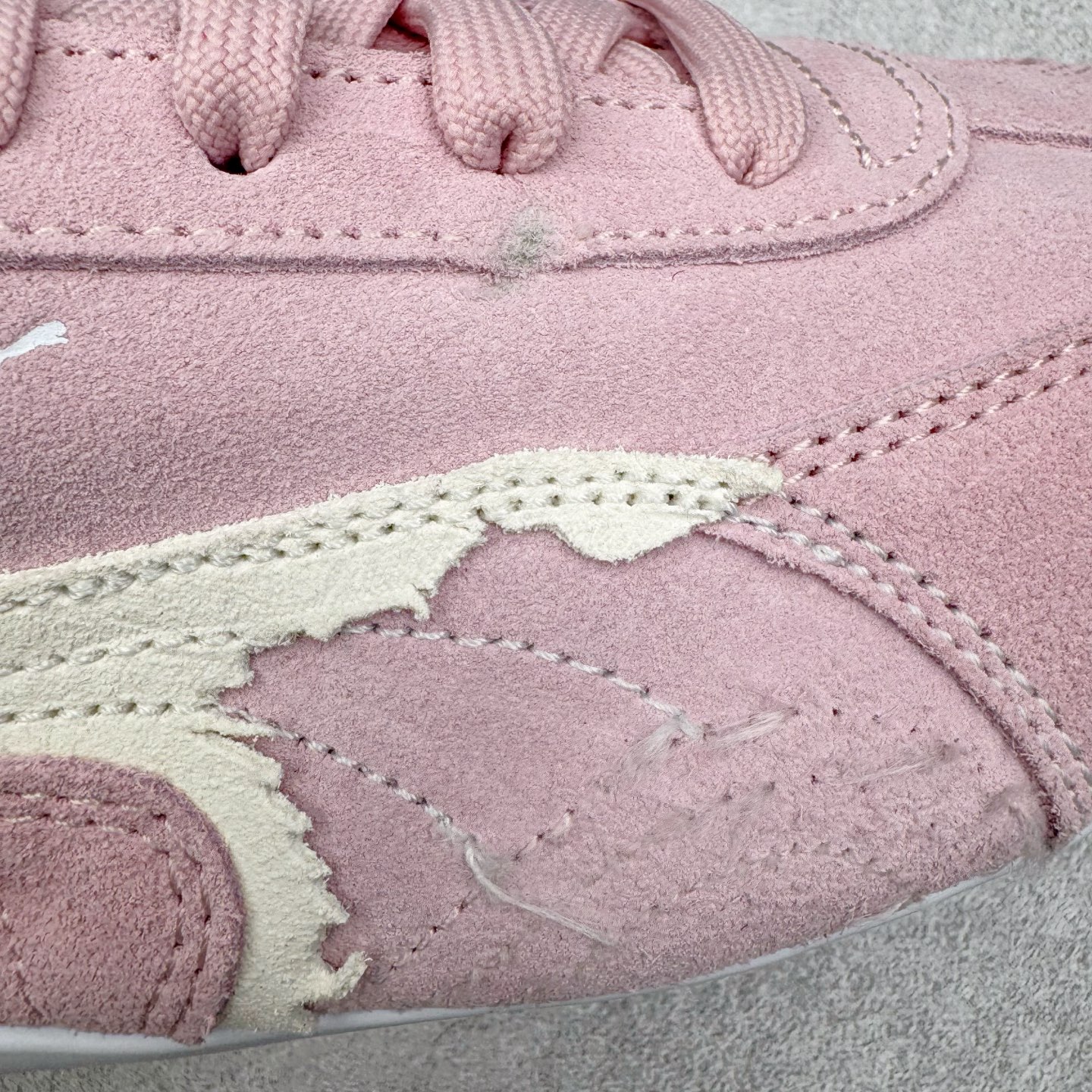 图片[18]-＃KZ纯原 Balenciaga x PUMA/彪马 Speedcat 巴黎世家联名系列薄底鞋牛皮圆头做旧磨损低帮生活休闲鞋 男女同款 口碑大厂出品 品控大底版型不断改良更新 全套原纸板楦头开发 确保原汁原味 完美呈现版型 一比一鞋头弧度高度鞋身弧度 独家私模原厂航空铝磨具打磨大底 鞋头坡度极致还原 无解鞋型 原盒原配 圈内天花板工艺 原厂玻璃冲刀 超高清洁度 全鞋零毛边皮料切割 选用了近两年人气极高的 “薄底鞋” PUMA Speedcat 为蓝本，带来了多个不同配色的联名鞋款。在色调上继承了这双赛车鞋原本的惯用方案，但鞋身侧面标志性的 PUMA Formstrip 标志则采用了 “破坏做旧” 的手法，这也是 Balenciaga 鞋款极为常见的风格。将白色的 PUMA Formstrip 撕掉了一大半，这极为 “粗暴” 的处理方式，在街头绝对有着十足的回头率。鞋头的 PUMA Logo 得以保留，烫金的 BALENCIAGA 字样则表明了它的联名身份，后跟则是鞋款的尺码，这也是 Balenciaga 鞋款的家族习惯。实拍调校N版已经零色差零失真 百分百还原实物色彩所见即所得 不存在货不对板色差等低级问题 选购参考实物拍摄 不混卖不参货 只用心做好货严格选品 承诺混一赔十 尺码：35.5 36 36.5 37.5 38 38.5 39 40 40.5 41 42 42.5 43 44 44.5 45 46-选品中心