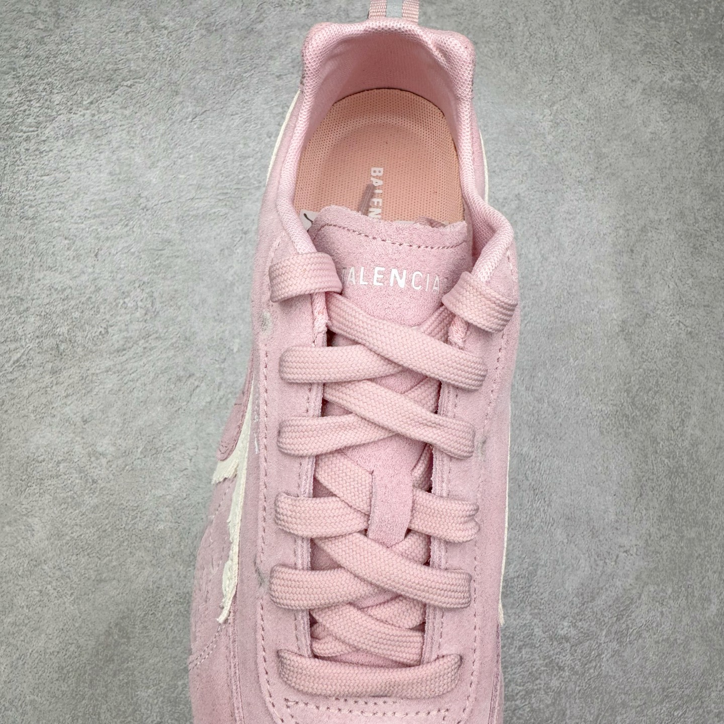 图片[5]-＃KZ纯原 Balenciaga x PUMA/彪马 Speedcat 巴黎世家联名系列薄底鞋牛皮圆头做旧磨损低帮生活休闲鞋 男女同款 口碑大厂出品 品控大底版型不断改良更新 全套原纸板楦头开发 确保原汁原味 完美呈现版型 一比一鞋头弧度高度鞋身弧度 独家私模原厂航空铝磨具打磨大底 鞋头坡度极致还原 无解鞋型 原盒原配 圈内天花板工艺 原厂玻璃冲刀 超高清洁度 全鞋零毛边皮料切割 选用了近两年人气极高的 “薄底鞋” PUMA Speedcat 为蓝本，带来了多个不同配色的联名鞋款。在色调上继承了这双赛车鞋原本的惯用方案，但鞋身侧面标志性的 PUMA Formstrip 标志则采用了 “破坏做旧” 的手法，这也是 Balenciaga 鞋款极为常见的风格。将白色的 PUMA Formstrip 撕掉了一大半，这极为 “粗暴” 的处理方式，在街头绝对有着十足的回头率。鞋头的 PUMA Logo 得以保留，烫金的 BALENCIAGA 字样则表明了它的联名身份，后跟则是鞋款的尺码，这也是 Balenciaga 鞋款的家族习惯。实拍调校N版已经零色差零失真 百分百还原实物色彩所见即所得 不存在货不对板色差等低级问题 选购参考实物拍摄 不混卖不参货 只用心做好货严格选品 承诺混一赔十 尺码：35.5 36 36.5 37.5 38 38.5 39 40 40.5 41 42 42.5 43 44 44.5 45 46-选品中心
