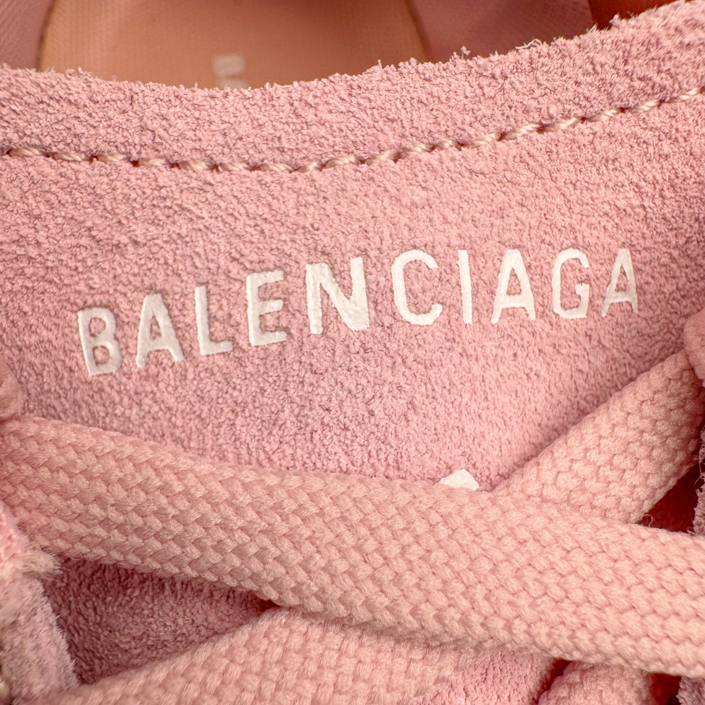 图片[19]-＃KZ纯原 Balenciaga x PUMA/彪马 Speedcat 巴黎世家联名系列薄底鞋牛皮圆头做旧磨损低帮生活休闲鞋 男女同款 口碑大厂出品 品控大底版型不断改良更新 全套原纸板楦头开发 确保原汁原味 完美呈现版型 一比一鞋头弧度高度鞋身弧度 独家私模原厂航空铝磨具打磨大底 鞋头坡度极致还原 无解鞋型 原盒原配 圈内天花板工艺 原厂玻璃冲刀 超高清洁度 全鞋零毛边皮料切割 选用了近两年人气极高的 “薄底鞋” PUMA Speedcat 为蓝本，带来了多个不同配色的联名鞋款。在色调上继承了这双赛车鞋原本的惯用方案，但鞋身侧面标志性的 PUMA Formstrip 标志则采用了 “破坏做旧” 的手法，这也是 Balenciaga 鞋款极为常见的风格。将白色的 PUMA Formstrip 撕掉了一大半，这极为 “粗暴” 的处理方式，在街头绝对有着十足的回头率。鞋头的 PUMA Logo 得以保留，烫金的 BALENCIAGA 字样则表明了它的联名身份，后跟则是鞋款的尺码，这也是 Balenciaga 鞋款的家族习惯。实拍调校N版已经零色差零失真 百分百还原实物色彩所见即所得 不存在货不对板色差等低级问题 选购参考实物拍摄 不混卖不参货 只用心做好货严格选品 承诺混一赔十 尺码：35.5 36 36.5 37.5 38 38.5 39 40 40.5 41 42 42.5 43 44 44.5 45 46-选品中心
