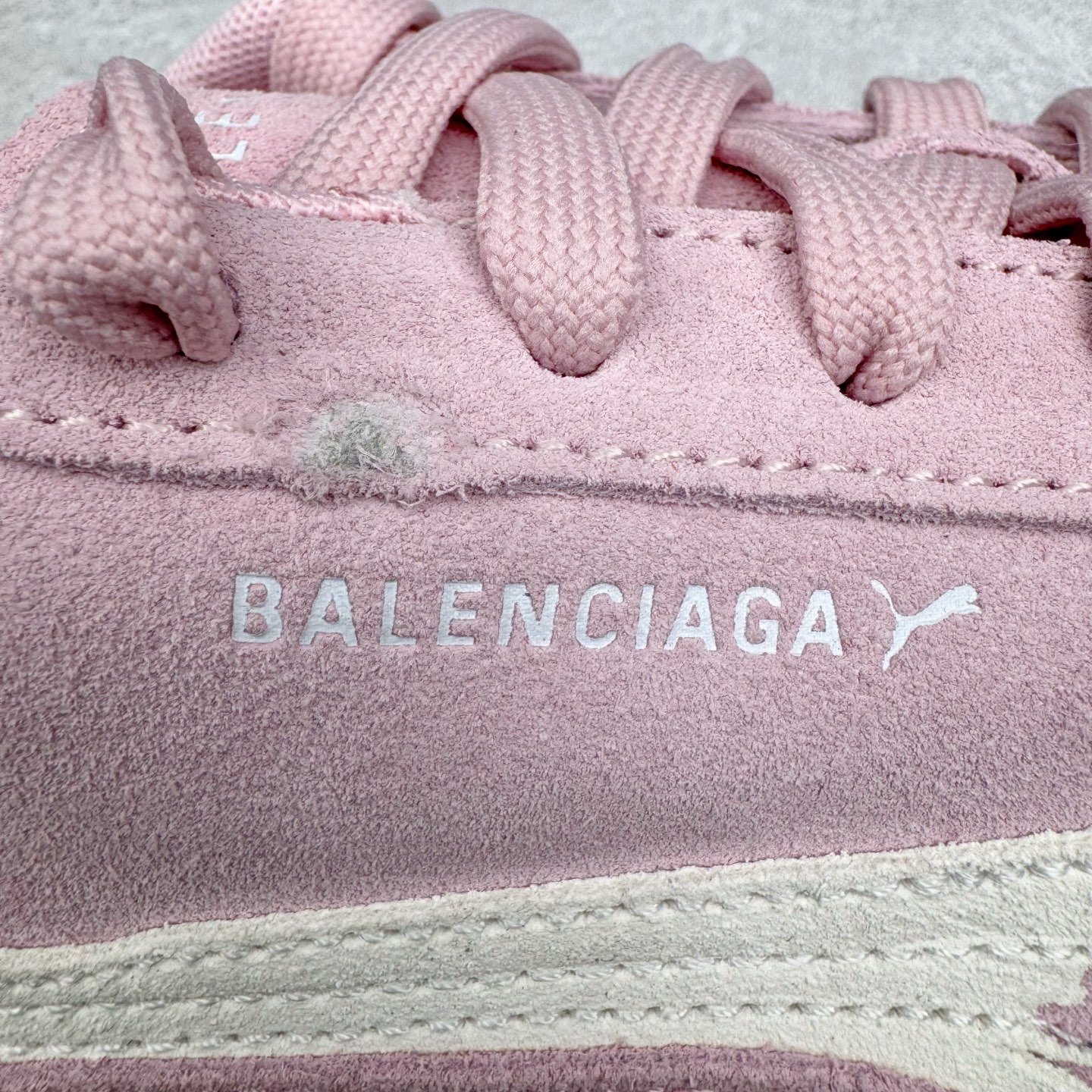 图片[17]-＃KZ纯原 Balenciaga x PUMA/彪马 Speedcat 巴黎世家联名系列薄底鞋牛皮圆头做旧磨损低帮生活休闲鞋 男女同款 口碑大厂出品 品控大底版型不断改良更新 全套原纸板楦头开发 确保原汁原味 完美呈现版型 一比一鞋头弧度高度鞋身弧度 独家私模原厂航空铝磨具打磨大底 鞋头坡度极致还原 无解鞋型 原盒原配 圈内天花板工艺 原厂玻璃冲刀 超高清洁度 全鞋零毛边皮料切割 选用了近两年人气极高的 “薄底鞋” PUMA Speedcat 为蓝本，带来了多个不同配色的联名鞋款。在色调上继承了这双赛车鞋原本的惯用方案，但鞋身侧面标志性的 PUMA Formstrip 标志则采用了 “破坏做旧” 的手法，这也是 Balenciaga 鞋款极为常见的风格。将白色的 PUMA Formstrip 撕掉了一大半，这极为 “粗暴” 的处理方式，在街头绝对有着十足的回头率。鞋头的 PUMA Logo 得以保留，烫金的 BALENCIAGA 字样则表明了它的联名身份，后跟则是鞋款的尺码，这也是 Balenciaga 鞋款的家族习惯。实拍调校N版已经零色差零失真 百分百还原实物色彩所见即所得 不存在货不对板色差等低级问题 选购参考实物拍摄 不混卖不参货 只用心做好货严格选品 承诺混一赔十 尺码：35.5 36 36.5 37.5 38 38.5 39 40 40.5 41 42 42.5 43 44 44.5 45 46-选品中心