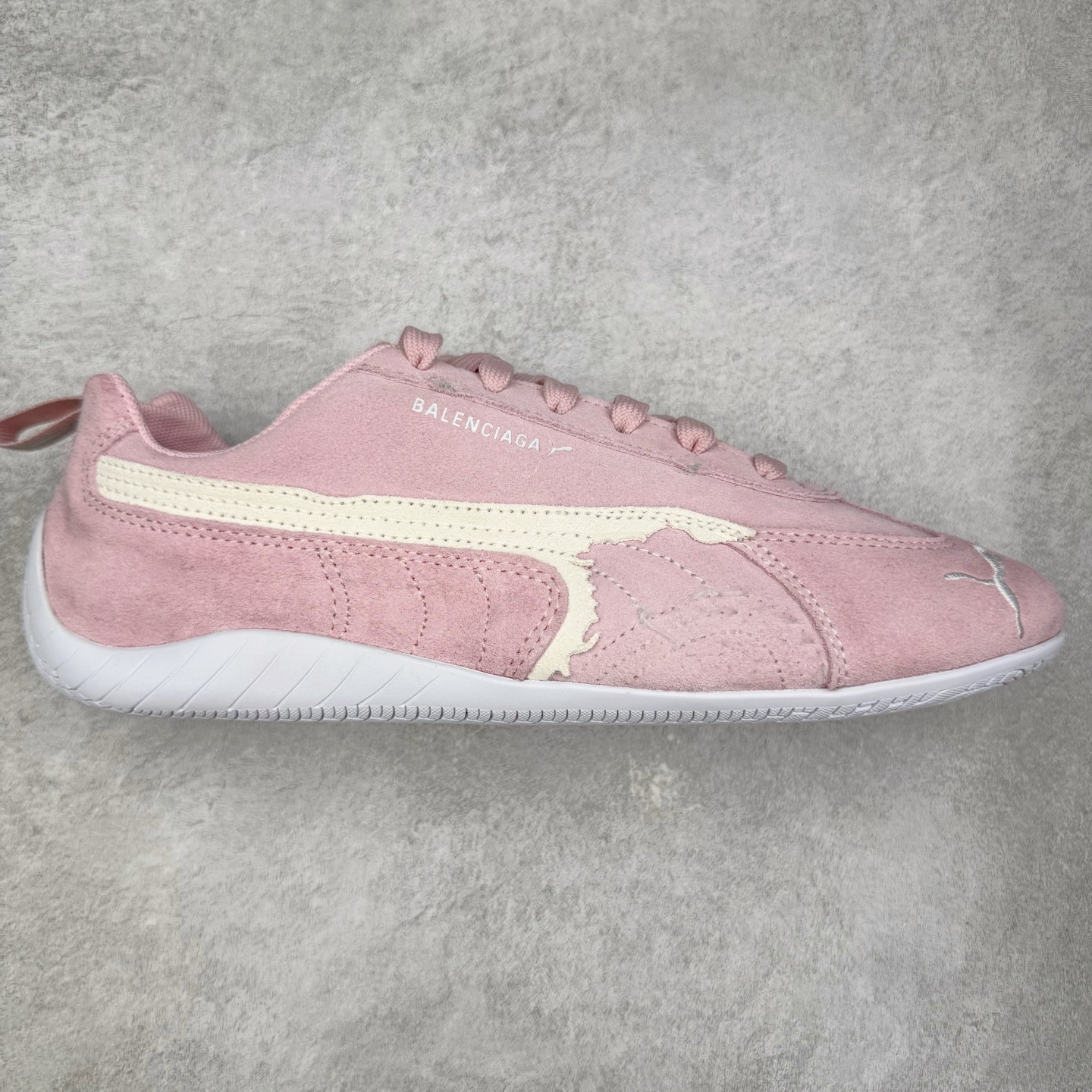 ＃KZ纯原 Balenciaga x PUMA/彪马 Speedcat 巴黎世家联名系列薄底鞋牛皮圆头做旧磨损低帮生活休闲鞋 男女同款 口碑大厂出品 品控大底版型不断改良更新 全套原纸板楦头开发 确保原汁原味 完美呈现版型 一比一鞋头弧度高度鞋身弧度 独家私模原厂航空铝磨具打磨大底 鞋头坡度极致还原 无解鞋型 原盒原配 圈内天花板工艺 原厂玻璃冲刀 超高清洁度 全鞋零毛边皮料切割 选用了近两年人气极高的 “薄底鞋” PUMA Speedcat 为蓝本，带来了多个不同配色的联名鞋款。在色调上继承了这双赛车鞋原本的惯用方案，但鞋身侧面标志性的 PUMA Formstrip 标志则采用了 “破坏做旧” 的手法，这也是 Balenciaga 鞋款极为常见的风格。将白色的 PUMA Formstrip 撕掉了一大半，这极为 “粗暴” 的处理方式，在街头绝对有着十足的回头率。鞋头的 PUMA Logo 得以保留，烫金的 BALENCIAGA 字样则表明了它的联名身份，后跟则是鞋款的尺码，这也是 Balenciaga 鞋款的家族习惯。实拍调校N版已经零色差零失真 百分百还原实物色彩所见即所得 不存在货不对板色差等低级问题 选购参考实物拍摄 不混卖不参货 只用心做好货严格选品 承诺混一赔十 尺码：35.5 36 36.5 37.5 38 38.5 39 40 40.5 41 42 42.5 43 44 44.5 45 46-选品中心