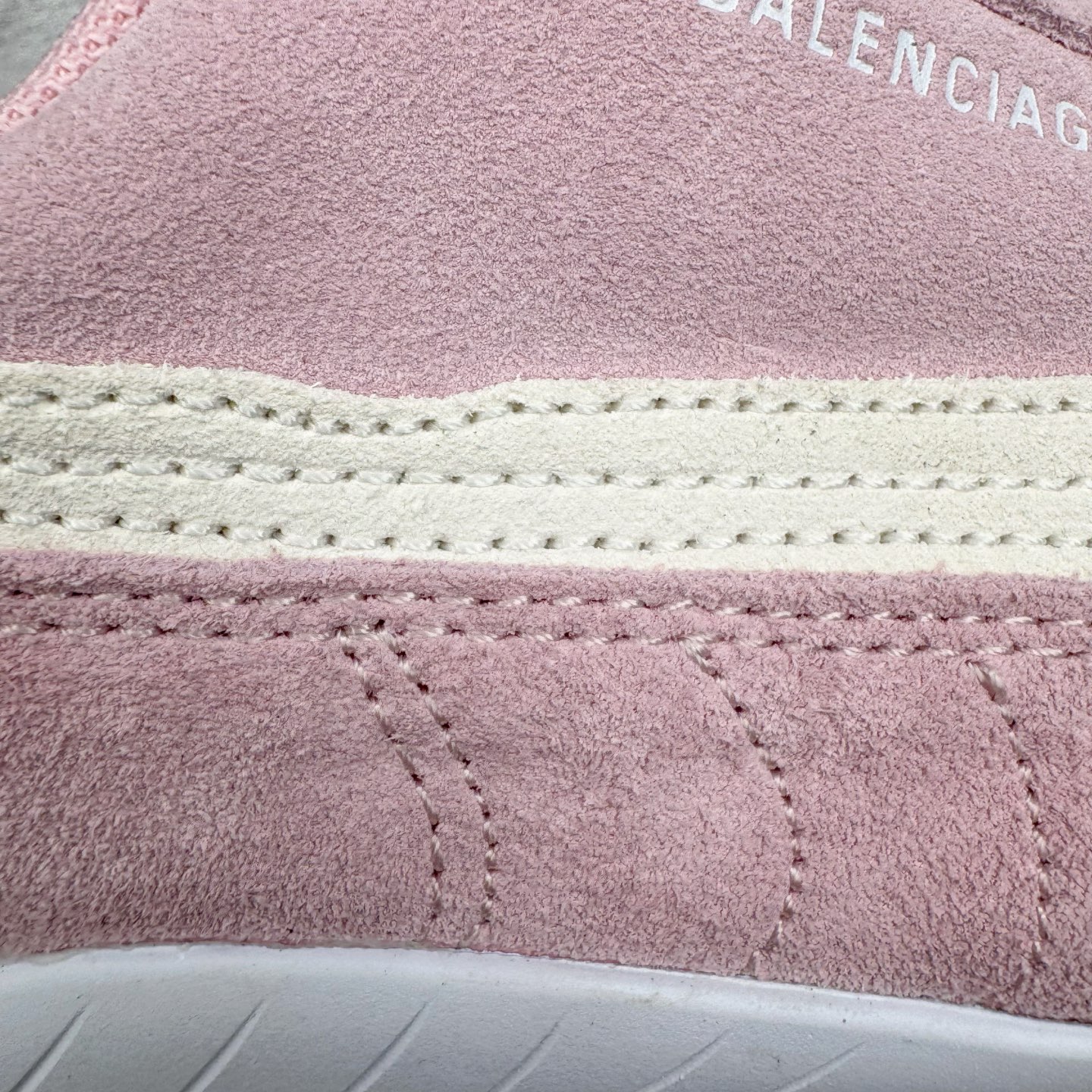 图片[16]-＃KZ纯原 Balenciaga x PUMA/彪马 Speedcat 巴黎世家联名系列薄底鞋牛皮圆头做旧磨损低帮生活休闲鞋 男女同款 口碑大厂出品 品控大底版型不断改良更新 全套原纸板楦头开发 确保原汁原味 完美呈现版型 一比一鞋头弧度高度鞋身弧度 独家私模原厂航空铝磨具打磨大底 鞋头坡度极致还原 无解鞋型 原盒原配 圈内天花板工艺 原厂玻璃冲刀 超高清洁度 全鞋零毛边皮料切割 选用了近两年人气极高的 “薄底鞋” PUMA Speedcat 为蓝本，带来了多个不同配色的联名鞋款。在色调上继承了这双赛车鞋原本的惯用方案，但鞋身侧面标志性的 PUMA Formstrip 标志则采用了 “破坏做旧” 的手法，这也是 Balenciaga 鞋款极为常见的风格。将白色的 PUMA Formstrip 撕掉了一大半，这极为 “粗暴” 的处理方式，在街头绝对有着十足的回头率。鞋头的 PUMA Logo 得以保留，烫金的 BALENCIAGA 字样则表明了它的联名身份，后跟则是鞋款的尺码，这也是 Balenciaga 鞋款的家族习惯。实拍调校N版已经零色差零失真 百分百还原实物色彩所见即所得 不存在货不对板色差等低级问题 选购参考实物拍摄 不混卖不参货 只用心做好货严格选品 承诺混一赔十 尺码：35.5 36 36.5 37.5 38 38.5 39 40 40.5 41 42 42.5 43 44 44.5 45 46-选品中心