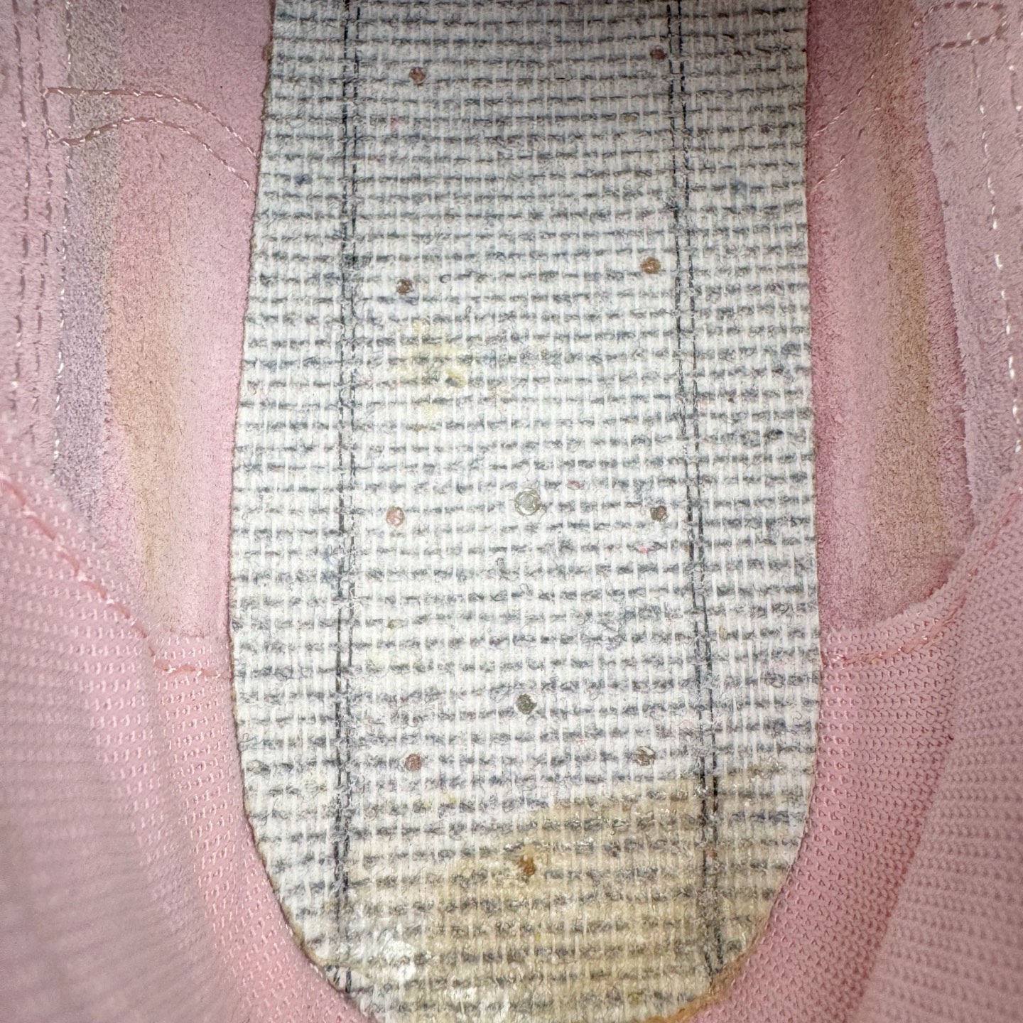 图片[11]-＃KZ纯原 Balenciaga x PUMA/彪马 Speedcat 巴黎世家联名系列薄底鞋牛皮圆头做旧磨损低帮生活休闲鞋 男女同款 口碑大厂出品 品控大底版型不断改良更新 全套原纸板楦头开发 确保原汁原味 完美呈现版型 一比一鞋头弧度高度鞋身弧度 独家私模原厂航空铝磨具打磨大底 鞋头坡度极致还原 无解鞋型 原盒原配 圈内天花板工艺 原厂玻璃冲刀 超高清洁度 全鞋零毛边皮料切割 选用了近两年人气极高的 “薄底鞋” PUMA Speedcat 为蓝本，带来了多个不同配色的联名鞋款。在色调上继承了这双赛车鞋原本的惯用方案，但鞋身侧面标志性的 PUMA Formstrip 标志则采用了 “破坏做旧” 的手法，这也是 Balenciaga 鞋款极为常见的风格。将白色的 PUMA Formstrip 撕掉了一大半，这极为 “粗暴” 的处理方式，在街头绝对有着十足的回头率。鞋头的 PUMA Logo 得以保留，烫金的 BALENCIAGA 字样则表明了它的联名身份，后跟则是鞋款的尺码，这也是 Balenciaga 鞋款的家族习惯。实拍调校N版已经零色差零失真 百分百还原实物色彩所见即所得 不存在货不对板色差等低级问题 选购参考实物拍摄 不混卖不参货 只用心做好货严格选品 承诺混一赔十 尺码：35.5 36 36.5 37.5 38 38.5 39 40 40.5 41 42 42.5 43 44 44.5 45 46-选品中心