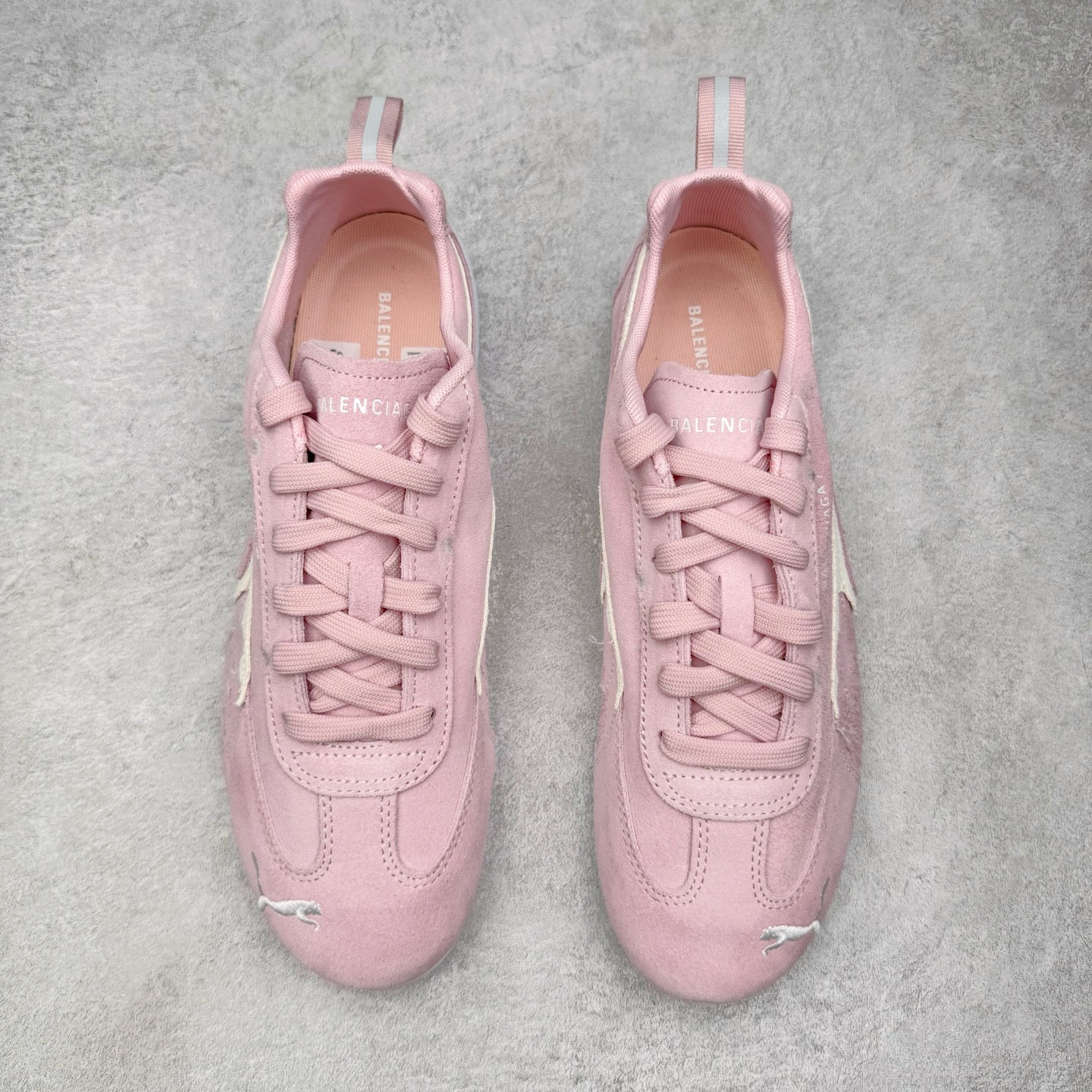 图片[2]-＃KZ纯原 Balenciaga x PUMA/彪马 Speedcat 巴黎世家联名系列薄底鞋牛皮圆头做旧磨损低帮生活休闲鞋 男女同款 口碑大厂出品 品控大底版型不断改良更新 全套原纸板楦头开发 确保原汁原味 完美呈现版型 一比一鞋头弧度高度鞋身弧度 独家私模原厂航空铝磨具打磨大底 鞋头坡度极致还原 无解鞋型 原盒原配 圈内天花板工艺 原厂玻璃冲刀 超高清洁度 全鞋零毛边皮料切割 选用了近两年人气极高的 “薄底鞋” PUMA Speedcat 为蓝本，带来了多个不同配色的联名鞋款。在色调上继承了这双赛车鞋原本的惯用方案，但鞋身侧面标志性的 PUMA Formstrip 标志则采用了 “破坏做旧” 的手法，这也是 Balenciaga 鞋款极为常见的风格。将白色的 PUMA Formstrip 撕掉了一大半，这极为 “粗暴” 的处理方式，在街头绝对有着十足的回头率。鞋头的 PUMA Logo 得以保留，烫金的 BALENCIAGA 字样则表明了它的联名身份，后跟则是鞋款的尺码，这也是 Balenciaga 鞋款的家族习惯。实拍调校N版已经零色差零失真 百分百还原实物色彩所见即所得 不存在货不对板色差等低级问题 选购参考实物拍摄 不混卖不参货 只用心做好货严格选品 承诺混一赔十 尺码：35.5 36 36.5 37.5 38 38.5 39 40 40.5 41 42 42.5 43 44 44.5 45 46-选品中心
