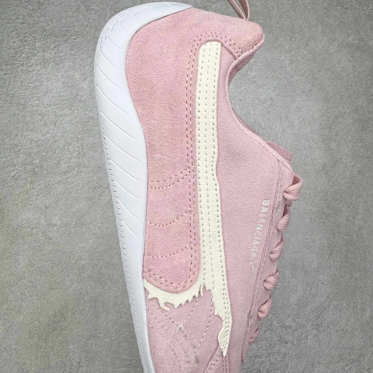 图片[6]-＃KZ纯原 Balenciaga x PUMA/彪马 Speedcat 巴黎世家联名系列薄底鞋牛皮圆头做旧磨损低帮生活休闲鞋 男女同款 口碑大厂出品 品控大底版型不断改良更新 全套原纸板楦头开发 确保原汁原味 完美呈现版型 一比一鞋头弧度高度鞋身弧度 独家私模原厂航空铝磨具打磨大底 鞋头坡度极致还原 无解鞋型 原盒原配 圈内天花板工艺 原厂玻璃冲刀 超高清洁度 全鞋零毛边皮料切割 选用了近两年人气极高的 “薄底鞋” PUMA Speedcat 为蓝本，带来了多个不同配色的联名鞋款。在色调上继承了这双赛车鞋原本的惯用方案，但鞋身侧面标志性的 PUMA Formstrip 标志则采用了 “破坏做旧” 的手法，这也是 Balenciaga 鞋款极为常见的风格。将白色的 PUMA Formstrip 撕掉了一大半，这极为 “粗暴” 的处理方式，在街头绝对有着十足的回头率。鞋头的 PUMA Logo 得以保留，烫金的 BALENCIAGA 字样则表明了它的联名身份，后跟则是鞋款的尺码，这也是 Balenciaga 鞋款的家族习惯。实拍调校N版已经零色差零失真 百分百还原实物色彩所见即所得 不存在货不对板色差等低级问题 选购参考实物拍摄 不混卖不参货 只用心做好货严格选品 承诺混一赔十 尺码：35.5 36 36.5 37.5 38 38.5 39 40 40.5 41 42 42.5 43 44 44.5 45 46-选品中心