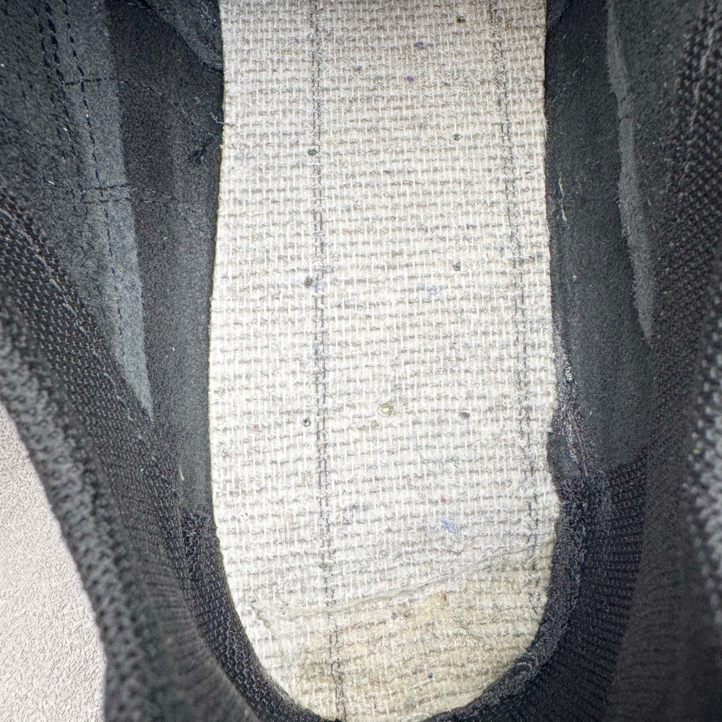 图片[10]-＃KZ纯原 Balenciaga x PUMA/彪马 Speedcat 巴黎世家联名系列薄底鞋牛皮圆头做旧磨损低帮生活休闲鞋 男女同款 口碑大厂出品 品控大底版型不断改良更新 全套原纸板楦头开发 确保原汁原味 完美呈现版型 一比一鞋头弧度高度鞋身弧度 独家私模原厂航空铝磨具打磨大底 鞋头坡度极致还原 无解鞋型 原盒原配 圈内天花板工艺 原厂玻璃冲刀 超高清洁度 全鞋零毛边皮料切割 选用了近两年人气极高的 “薄底鞋” PUMA Speedcat 为蓝本，带来了多个不同配色的联名鞋款。在色调上继承了这双赛车鞋原本的惯用方案，但鞋身侧面标志性的 PUMA Formstrip 标志则采用了 “破坏做旧” 的手法，这也是 Balenciaga 鞋款极为常见的风格。将白色的 PUMA Formstrip 撕掉了一大半，这极为 “粗暴” 的处理方式，在街头绝对有着十足的回头率。鞋头的 PUMA Logo 得以保留，烫金的 BALENCIAGA 字样则表明了它的联名身份，后跟则是鞋款的尺码，这也是 Balenciaga 鞋款的家族习惯。实拍调校N版已经零色差零失真 百分百还原实物色彩所见即所得 不存在货不对板色差等低级问题 选购参考实物拍摄 不混卖不参货 只用心做好货严格选品 承诺混一赔十 尺码：35.5 36 36.5 37.5 38 38.5 39 40 40.5 41 42 42.5 43 44 44.5 45 46-选品中心