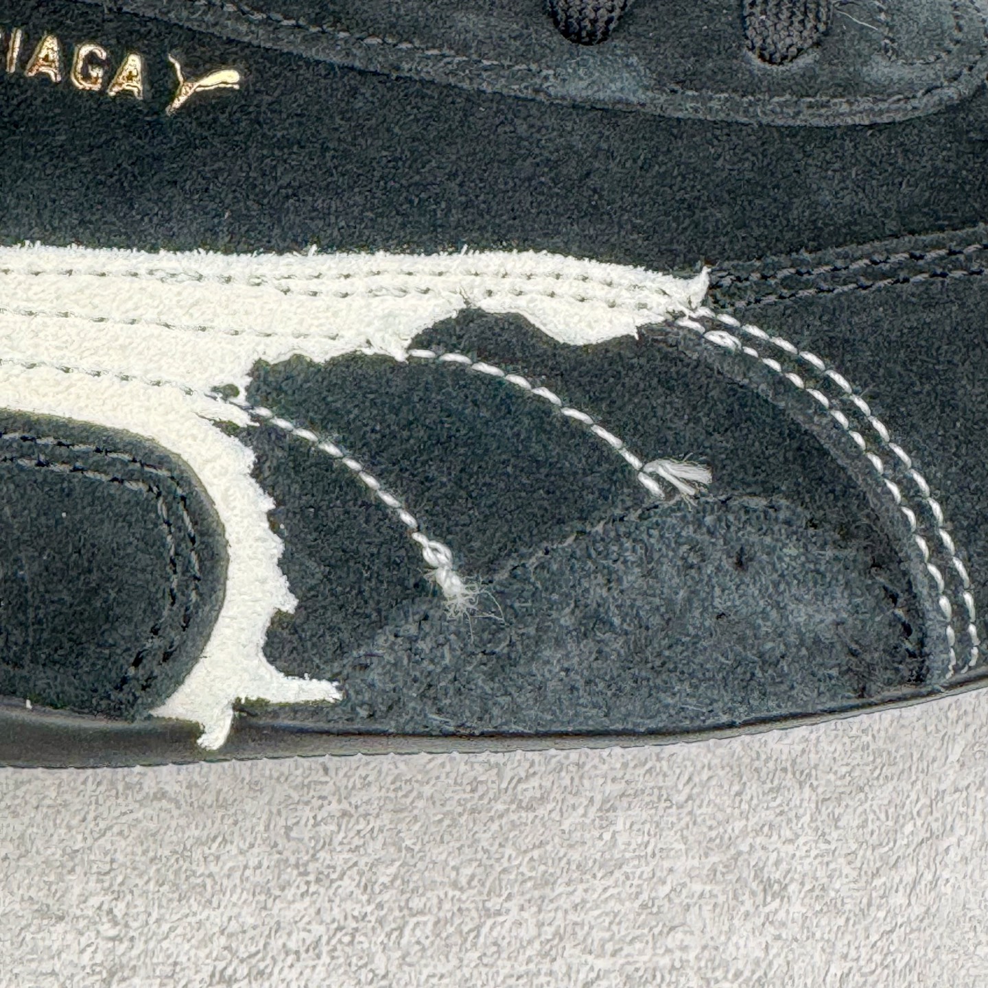 图片[19]-＃KZ纯原 Balenciaga x PUMA/彪马 Speedcat 巴黎世家联名系列薄底鞋牛皮圆头做旧磨损低帮生活休闲鞋 男女同款 口碑大厂出品 品控大底版型不断改良更新 全套原纸板楦头开发 确保原汁原味 完美呈现版型 一比一鞋头弧度高度鞋身弧度 独家私模原厂航空铝磨具打磨大底 鞋头坡度极致还原 无解鞋型 原盒原配 圈内天花板工艺 原厂玻璃冲刀 超高清洁度 全鞋零毛边皮料切割 选用了近两年人气极高的 “薄底鞋” PUMA Speedcat 为蓝本，带来了多个不同配色的联名鞋款。在色调上继承了这双赛车鞋原本的惯用方案，但鞋身侧面标志性的 PUMA Formstrip 标志则采用了 “破坏做旧” 的手法，这也是 Balenciaga 鞋款极为常见的风格。将白色的 PUMA Formstrip 撕掉了一大半，这极为 “粗暴” 的处理方式，在街头绝对有着十足的回头率。鞋头的 PUMA Logo 得以保留，烫金的 BALENCIAGA 字样则表明了它的联名身份，后跟则是鞋款的尺码，这也是 Balenciaga 鞋款的家族习惯。实拍调校N版已经零色差零失真 百分百还原实物色彩所见即所得 不存在货不对板色差等低级问题 选购参考实物拍摄 不混卖不参货 只用心做好货严格选品 承诺混一赔十 尺码：35.5 36 36.5 37.5 38 38.5 39 40 40.5 41 42 42.5 43 44 44.5 45 46-选品中心