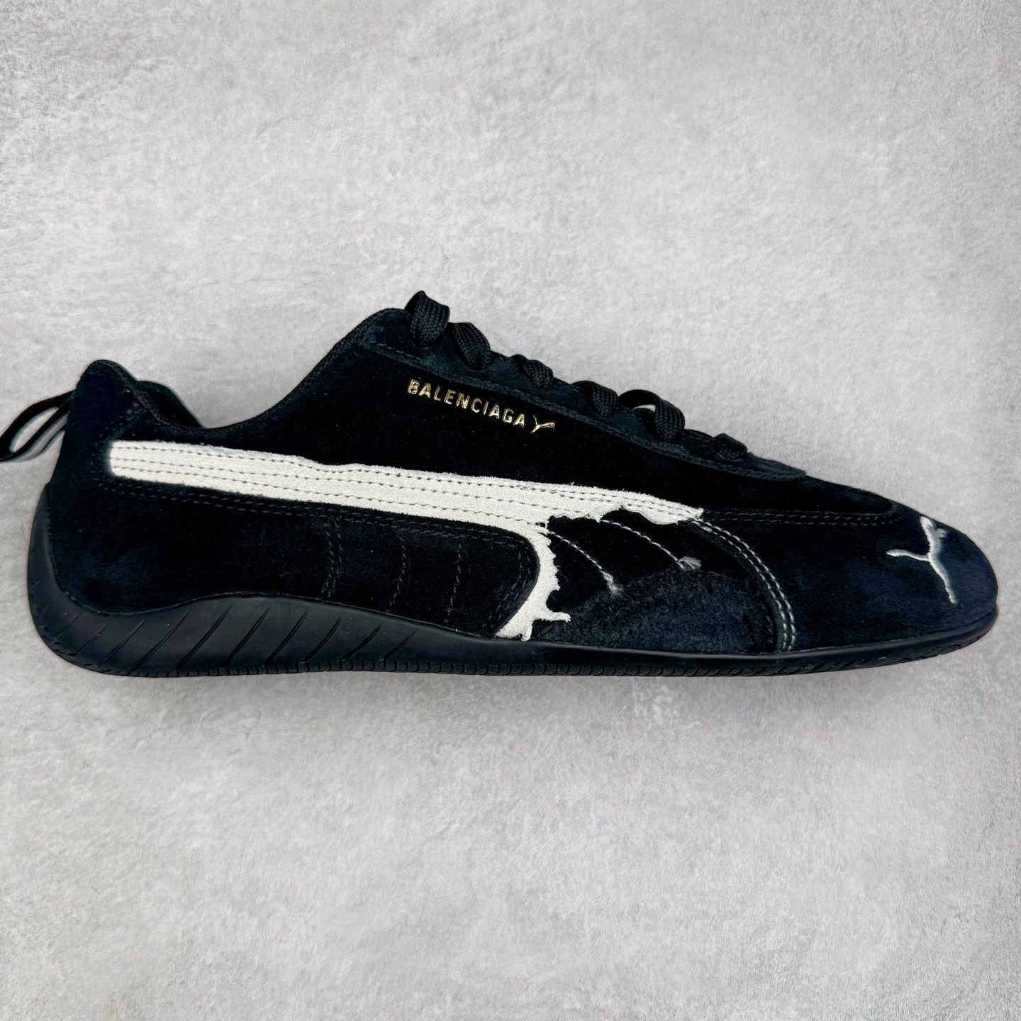 ＃KZ纯原 Balenciaga x PUMA/彪马 Speedcat 巴黎世家联名系列薄底鞋牛皮圆头做旧磨损低帮生活休闲鞋 男女同款 口碑大厂出品 品控大底版型不断改良更新 全套原纸板楦头开发 确保原汁原味 完美呈现版型 一比一鞋头弧度高度鞋身弧度 独家私模原厂航空铝磨具打磨大底 鞋头坡度极致还原 无解鞋型 原盒原配 圈内天花板工艺 原厂玻璃冲刀 超高清洁度 全鞋零毛边皮料切割 选用了近两年人气极高的 “薄底鞋” PUMA Speedcat 为蓝本，带来了多个不同配色的联名鞋款。在色调上继承了这双赛车鞋原本的惯用方案，但鞋身侧面标志性的 PUMA Formstrip 标志则采用了 “破坏做旧” 的手法，这也是 Balenciaga 鞋款极为常见的风格。将白色的 PUMA Formstrip 撕掉了一大半，这极为 “粗暴” 的处理方式，在街头绝对有着十足的回头率。鞋头的 PUMA Logo 得以保留，烫金的 BALENCIAGA 字样则表明了它的联名身份，后跟则是鞋款的尺码，这也是 Balenciaga 鞋款的家族习惯。实拍调校N版已经零色差零失真 百分百还原实物色彩所见即所得 不存在货不对板色差等低级问题 选购参考实物拍摄 不混卖不参货 只用心做好货严格选品 承诺混一赔十 尺码：35.5 36 36.5 37.5 38 38.5 39 40 40.5 41 42 42.5 43 44 44.5 45 46-选品中心