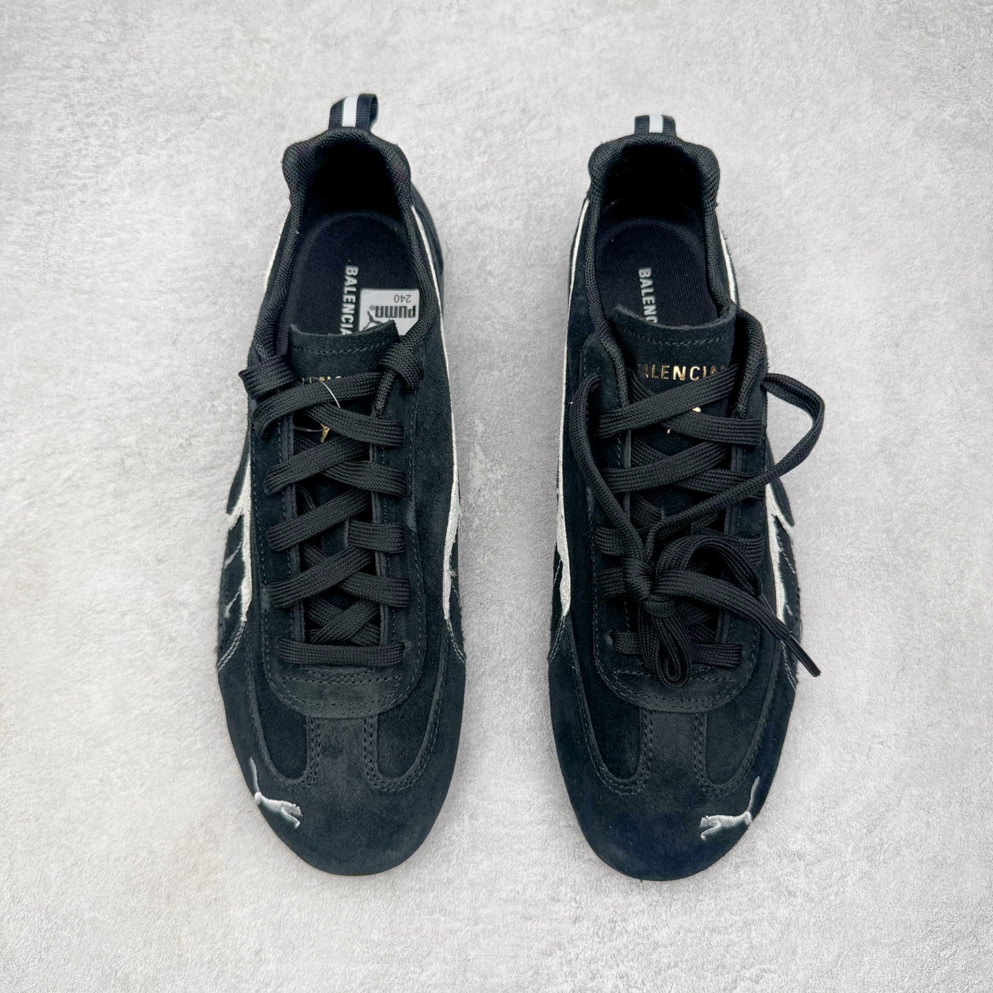 图片[2]-＃KZ纯原 Balenciaga x PUMA/彪马 Speedcat 巴黎世家联名系列薄底鞋牛皮圆头做旧磨损低帮生活休闲鞋 男女同款 口碑大厂出品 品控大底版型不断改良更新 全套原纸板楦头开发 确保原汁原味 完美呈现版型 一比一鞋头弧度高度鞋身弧度 独家私模原厂航空铝磨具打磨大底 鞋头坡度极致还原 无解鞋型 原盒原配 圈内天花板工艺 原厂玻璃冲刀 超高清洁度 全鞋零毛边皮料切割 选用了近两年人气极高的 “薄底鞋” PUMA Speedcat 为蓝本，带来了多个不同配色的联名鞋款。在色调上继承了这双赛车鞋原本的惯用方案，但鞋身侧面标志性的 PUMA Formstrip 标志则采用了 “破坏做旧” 的手法，这也是 Balenciaga 鞋款极为常见的风格。将白色的 PUMA Formstrip 撕掉了一大半，这极为 “粗暴” 的处理方式，在街头绝对有着十足的回头率。鞋头的 PUMA Logo 得以保留，烫金的 BALENCIAGA 字样则表明了它的联名身份，后跟则是鞋款的尺码，这也是 Balenciaga 鞋款的家族习惯。实拍调校N版已经零色差零失真 百分百还原实物色彩所见即所得 不存在货不对板色差等低级问题 选购参考实物拍摄 不混卖不参货 只用心做好货严格选品 承诺混一赔十 尺码：35.5 36 36.5 37.5 38 38.5 39 40 40.5 41 42 42.5 43 44 44.5 45 46-选品中心