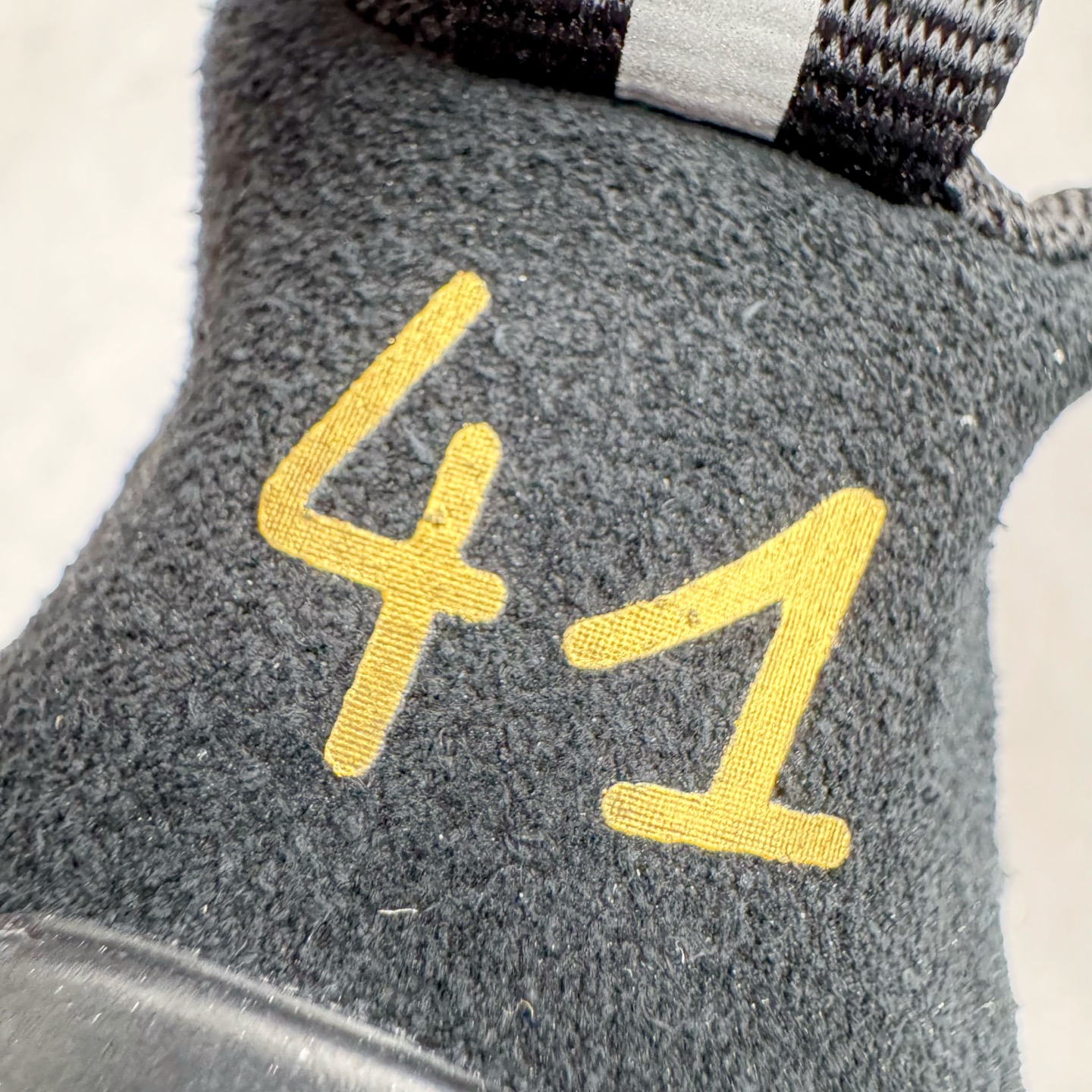 图片[17]-＃KZ纯原 Balenciaga x PUMA/彪马 Speedcat 巴黎世家联名系列薄底鞋牛皮圆头做旧磨损低帮生活休闲鞋 男女同款 口碑大厂出品 品控大底版型不断改良更新 全套原纸板楦头开发 确保原汁原味 完美呈现版型 一比一鞋头弧度高度鞋身弧度 独家私模原厂航空铝磨具打磨大底 鞋头坡度极致还原 无解鞋型 原盒原配 圈内天花板工艺 原厂玻璃冲刀 超高清洁度 全鞋零毛边皮料切割 选用了近两年人气极高的 “薄底鞋” PUMA Speedcat 为蓝本，带来了多个不同配色的联名鞋款。在色调上继承了这双赛车鞋原本的惯用方案，但鞋身侧面标志性的 PUMA Formstrip 标志则采用了 “破坏做旧” 的手法，这也是 Balenciaga 鞋款极为常见的风格。将白色的 PUMA Formstrip 撕掉了一大半，这极为 “粗暴” 的处理方式，在街头绝对有着十足的回头率。鞋头的 PUMA Logo 得以保留，烫金的 BALENCIAGA 字样则表明了它的联名身份，后跟则是鞋款的尺码，这也是 Balenciaga 鞋款的家族习惯。实拍调校N版已经零色差零失真 百分百还原实物色彩所见即所得 不存在货不对板色差等低级问题 选购参考实物拍摄 不混卖不参货 只用心做好货严格选品 承诺混一赔十 尺码：35.5 36 36.5 37.5 38 38.5 39 40 40.5 41 42 42.5 43 44 44.5 45 46-选品中心