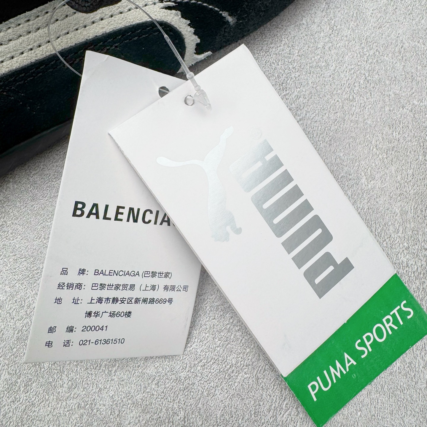 图片[13]-＃KZ纯原 Balenciaga x PUMA/彪马 Speedcat 巴黎世家联名系列薄底鞋牛皮圆头做旧磨损低帮生活休闲鞋 男女同款 口碑大厂出品 品控大底版型不断改良更新 全套原纸板楦头开发 确保原汁原味 完美呈现版型 一比一鞋头弧度高度鞋身弧度 独家私模原厂航空铝磨具打磨大底 鞋头坡度极致还原 无解鞋型 原盒原配 圈内天花板工艺 原厂玻璃冲刀 超高清洁度 全鞋零毛边皮料切割 选用了近两年人气极高的 “薄底鞋” PUMA Speedcat 为蓝本，带来了多个不同配色的联名鞋款。在色调上继承了这双赛车鞋原本的惯用方案，但鞋身侧面标志性的 PUMA Formstrip 标志则采用了 “破坏做旧” 的手法，这也是 Balenciaga 鞋款极为常见的风格。将白色的 PUMA Formstrip 撕掉了一大半，这极为 “粗暴” 的处理方式，在街头绝对有着十足的回头率。鞋头的 PUMA Logo 得以保留，烫金的 BALENCIAGA 字样则表明了它的联名身份，后跟则是鞋款的尺码，这也是 Balenciaga 鞋款的家族习惯。实拍调校N版已经零色差零失真 百分百还原实物色彩所见即所得 不存在货不对板色差等低级问题 选购参考实物拍摄 不混卖不参货 只用心做好货严格选品 承诺混一赔十 尺码：35.5 36 36.5 37.5 38 38.5 39 40 40.5 41 42 42.5 43 44 44.5 45 46-选品中心
