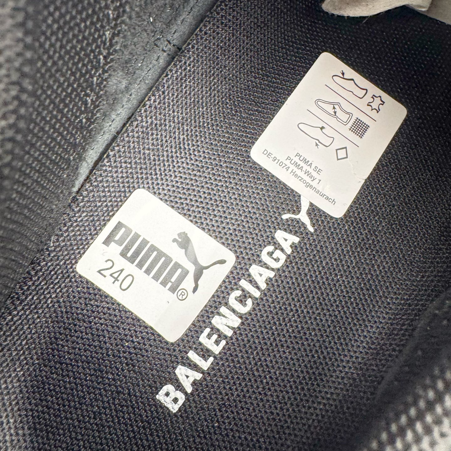 图片[12]-＃KZ纯原 Balenciaga x PUMA/彪马 Speedcat 巴黎世家联名系列薄底鞋牛皮圆头做旧磨损低帮生活休闲鞋 男女同款 口碑大厂出品 品控大底版型不断改良更新 全套原纸板楦头开发 确保原汁原味 完美呈现版型 一比一鞋头弧度高度鞋身弧度 独家私模原厂航空铝磨具打磨大底 鞋头坡度极致还原 无解鞋型 原盒原配 圈内天花板工艺 原厂玻璃冲刀 超高清洁度 全鞋零毛边皮料切割 选用了近两年人气极高的 “薄底鞋” PUMA Speedcat 为蓝本，带来了多个不同配色的联名鞋款。在色调上继承了这双赛车鞋原本的惯用方案，但鞋身侧面标志性的 PUMA Formstrip 标志则采用了 “破坏做旧” 的手法，这也是 Balenciaga 鞋款极为常见的风格。将白色的 PUMA Formstrip 撕掉了一大半，这极为 “粗暴” 的处理方式，在街头绝对有着十足的回头率。鞋头的 PUMA Logo 得以保留，烫金的 BALENCIAGA 字样则表明了它的联名身份，后跟则是鞋款的尺码，这也是 Balenciaga 鞋款的家族习惯。实拍调校N版已经零色差零失真 百分百还原实物色彩所见即所得 不存在货不对板色差等低级问题 选购参考实物拍摄 不混卖不参货 只用心做好货严格选品 承诺混一赔十 尺码：35.5 36 36.5 37.5 38 38.5 39 40 40.5 41 42 42.5 43 44 44.5 45 46-选品中心