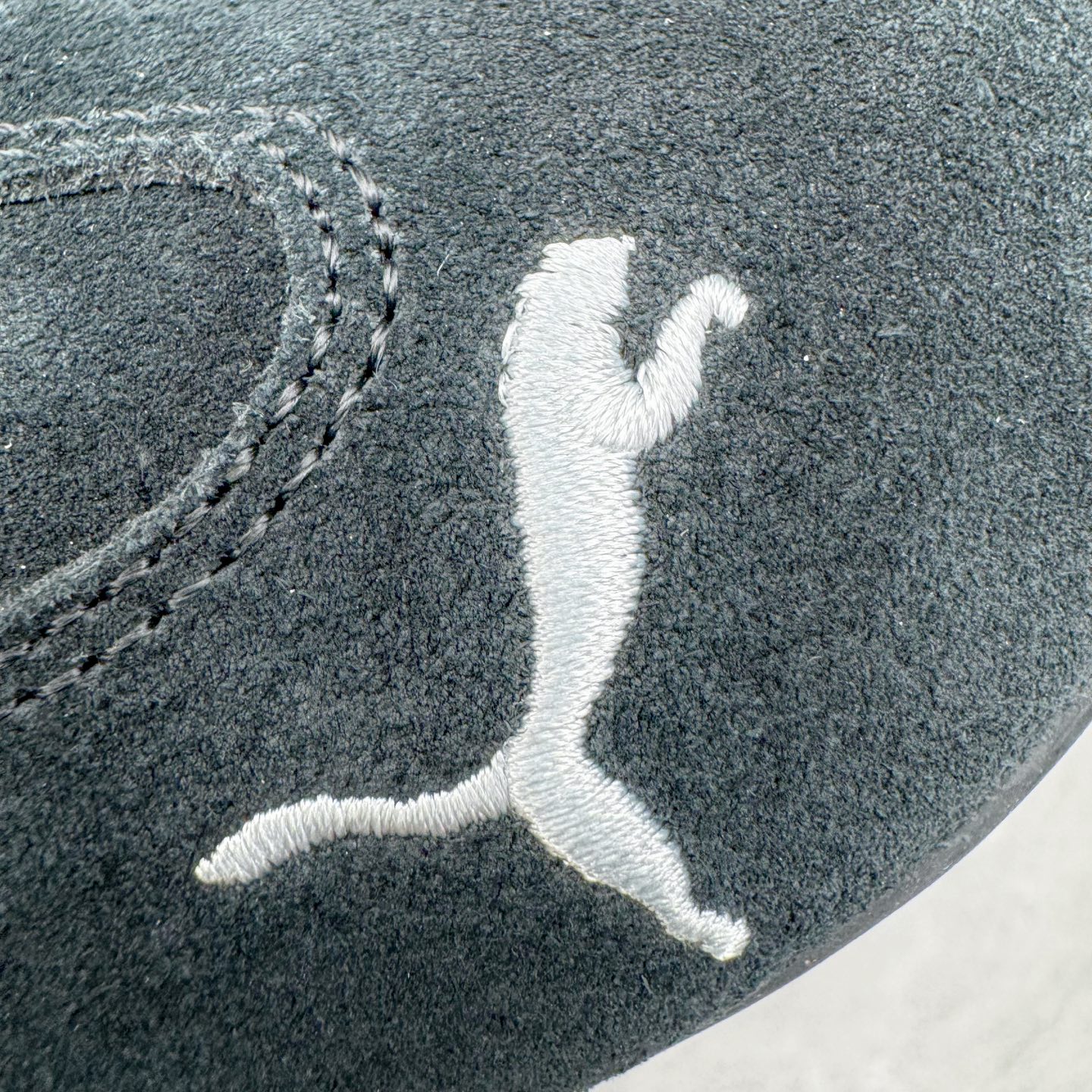 图片[15]-＃KZ纯原 Balenciaga x PUMA/彪马 Speedcat 巴黎世家联名系列薄底鞋牛皮圆头做旧磨损低帮生活休闲鞋 男女同款 口碑大厂出品 品控大底版型不断改良更新 全套原纸板楦头开发 确保原汁原味 完美呈现版型 一比一鞋头弧度高度鞋身弧度 独家私模原厂航空铝磨具打磨大底 鞋头坡度极致还原 无解鞋型 原盒原配 圈内天花板工艺 原厂玻璃冲刀 超高清洁度 全鞋零毛边皮料切割 选用了近两年人气极高的 “薄底鞋” PUMA Speedcat 为蓝本，带来了多个不同配色的联名鞋款。在色调上继承了这双赛车鞋原本的惯用方案，但鞋身侧面标志性的 PUMA Formstrip 标志则采用了 “破坏做旧” 的手法，这也是 Balenciaga 鞋款极为常见的风格。将白色的 PUMA Formstrip 撕掉了一大半，这极为 “粗暴” 的处理方式，在街头绝对有着十足的回头率。鞋头的 PUMA Logo 得以保留，烫金的 BALENCIAGA 字样则表明了它的联名身份，后跟则是鞋款的尺码，这也是 Balenciaga 鞋款的家族习惯。实拍调校N版已经零色差零失真 百分百还原实物色彩所见即所得 不存在货不对板色差等低级问题 选购参考实物拍摄 不混卖不参货 只用心做好货严格选品 承诺混一赔十 尺码：35.5 36 36.5 37.5 38 38.5 39 40 40.5 41 42 42.5 43 44 44.5 45 46-选品中心