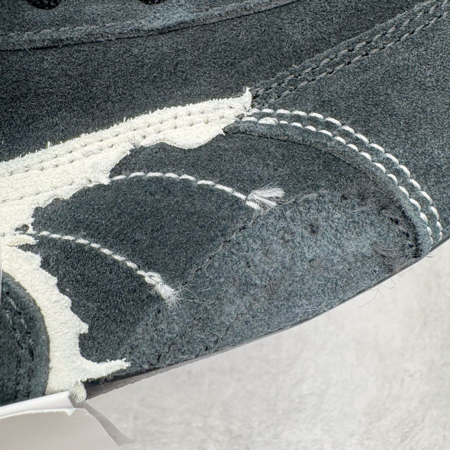 图片[14]-＃KZ纯原 Balenciaga x PUMA/彪马 Speedcat 巴黎世家联名系列薄底鞋牛皮圆头做旧磨损低帮生活休闲鞋 男女同款 口碑大厂出品 品控大底版型不断改良更新 全套原纸板楦头开发 确保原汁原味 完美呈现版型 一比一鞋头弧度高度鞋身弧度 独家私模原厂航空铝磨具打磨大底 鞋头坡度极致还原 无解鞋型 原盒原配 圈内天花板工艺 原厂玻璃冲刀 超高清洁度 全鞋零毛边皮料切割 选用了近两年人气极高的 “薄底鞋” PUMA Speedcat 为蓝本，带来了多个不同配色的联名鞋款。在色调上继承了这双赛车鞋原本的惯用方案，但鞋身侧面标志性的 PUMA Formstrip 标志则采用了 “破坏做旧” 的手法，这也是 Balenciaga 鞋款极为常见的风格。将白色的 PUMA Formstrip 撕掉了一大半，这极为 “粗暴” 的处理方式，在街头绝对有着十足的回头率。鞋头的 PUMA Logo 得以保留，烫金的 BALENCIAGA 字样则表明了它的联名身份，后跟则是鞋款的尺码，这也是 Balenciaga 鞋款的家族习惯。实拍调校N版已经零色差零失真 百分百还原实物色彩所见即所得 不存在货不对板色差等低级问题 选购参考实物拍摄 不混卖不参货 只用心做好货严格选品 承诺混一赔十 尺码：35.5 36 36.5 37.5 38 38.5 39 40 40.5 41 42 42.5 43 44 44.5 45 46-选品中心