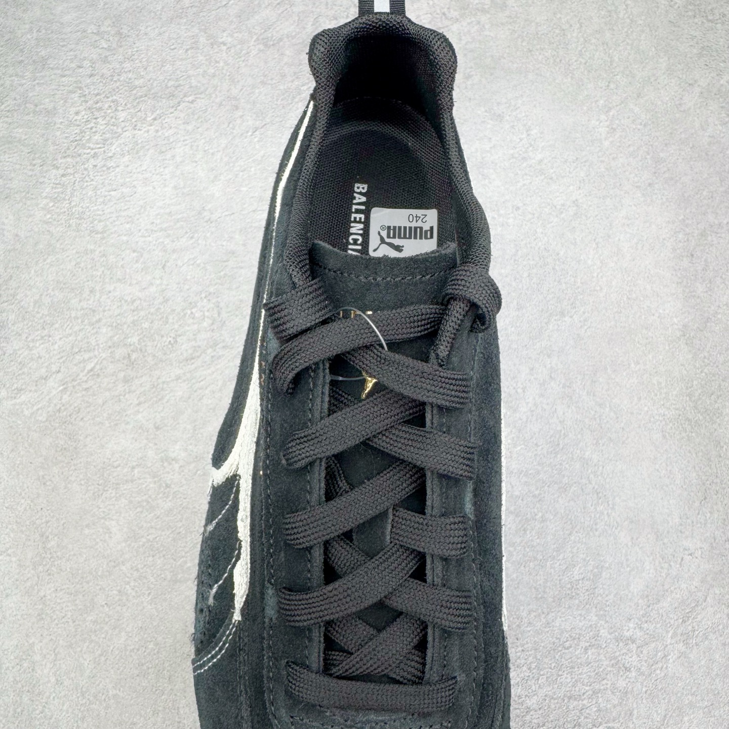 图片[5]-＃KZ纯原 Balenciaga x PUMA/彪马 Speedcat 巴黎世家联名系列薄底鞋牛皮圆头做旧磨损低帮生活休闲鞋 男女同款 口碑大厂出品 品控大底版型不断改良更新 全套原纸板楦头开发 确保原汁原味 完美呈现版型 一比一鞋头弧度高度鞋身弧度 独家私模原厂航空铝磨具打磨大底 鞋头坡度极致还原 无解鞋型 原盒原配 圈内天花板工艺 原厂玻璃冲刀 超高清洁度 全鞋零毛边皮料切割 选用了近两年人气极高的 “薄底鞋” PUMA Speedcat 为蓝本，带来了多个不同配色的联名鞋款。在色调上继承了这双赛车鞋原本的惯用方案，但鞋身侧面标志性的 PUMA Formstrip 标志则采用了 “破坏做旧” 的手法，这也是 Balenciaga 鞋款极为常见的风格。将白色的 PUMA Formstrip 撕掉了一大半，这极为 “粗暴” 的处理方式，在街头绝对有着十足的回头率。鞋头的 PUMA Logo 得以保留，烫金的 BALENCIAGA 字样则表明了它的联名身份，后跟则是鞋款的尺码，这也是 Balenciaga 鞋款的家族习惯。实拍调校N版已经零色差零失真 百分百还原实物色彩所见即所得 不存在货不对板色差等低级问题 选购参考实物拍摄 不混卖不参货 只用心做好货严格选品 承诺混一赔十 尺码：35.5 36 36.5 37.5 38 38.5 39 40 40.5 41 42 42.5 43 44 44.5 45 46-选品中心