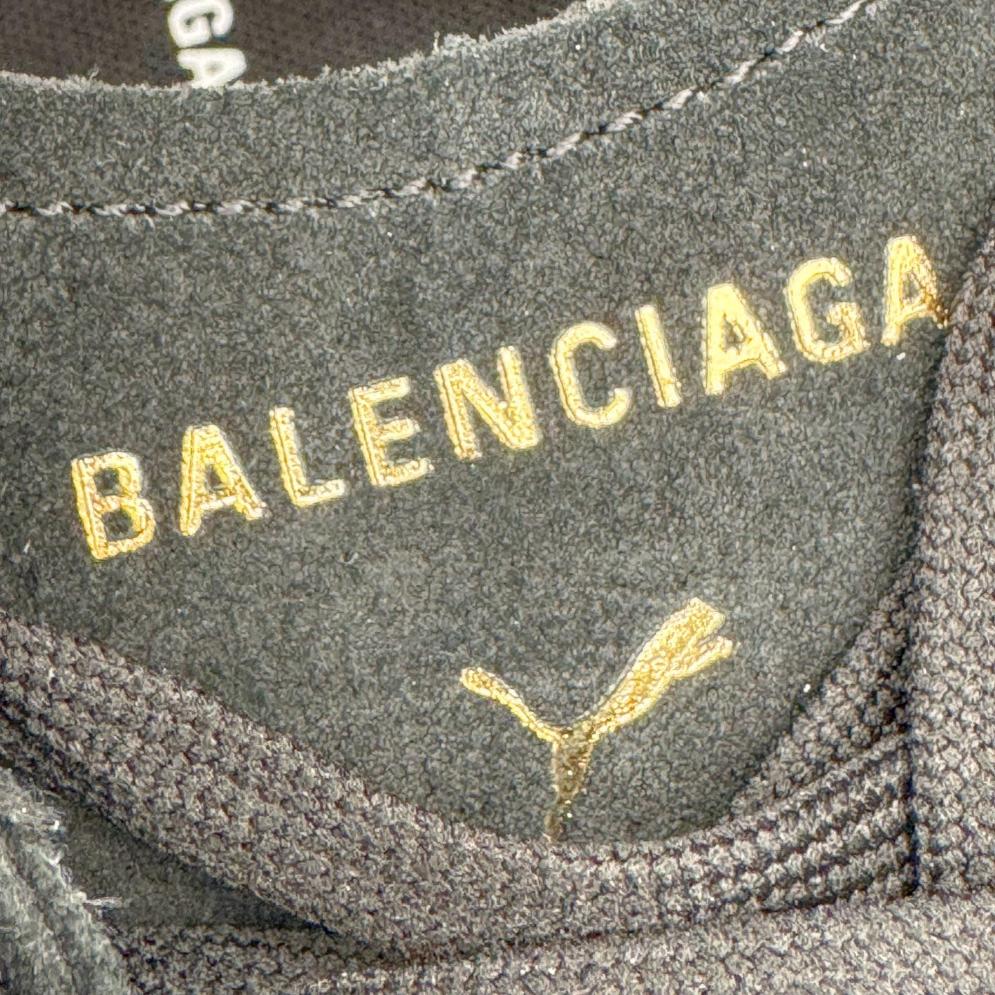 图片[21]-＃KZ纯原 Balenciaga x PUMA/彪马 Speedcat 巴黎世家联名系列薄底鞋牛皮圆头做旧磨损低帮生活休闲鞋 男女同款 口碑大厂出品 品控大底版型不断改良更新 全套原纸板楦头开发 确保原汁原味 完美呈现版型 一比一鞋头弧度高度鞋身弧度 独家私模原厂航空铝磨具打磨大底 鞋头坡度极致还原 无解鞋型 原盒原配 圈内天花板工艺 原厂玻璃冲刀 超高清洁度 全鞋零毛边皮料切割 选用了近两年人气极高的 “薄底鞋” PUMA Speedcat 为蓝本，带来了多个不同配色的联名鞋款。在色调上继承了这双赛车鞋原本的惯用方案，但鞋身侧面标志性的 PUMA Formstrip 标志则采用了 “破坏做旧” 的手法，这也是 Balenciaga 鞋款极为常见的风格。将白色的 PUMA Formstrip 撕掉了一大半，这极为 “粗暴” 的处理方式，在街头绝对有着十足的回头率。鞋头的 PUMA Logo 得以保留，烫金的 BALENCIAGA 字样则表明了它的联名身份，后跟则是鞋款的尺码，这也是 Balenciaga 鞋款的家族习惯。实拍调校N版已经零色差零失真 百分百还原实物色彩所见即所得 不存在货不对板色差等低级问题 选购参考实物拍摄 不混卖不参货 只用心做好货严格选品 承诺混一赔十 尺码：35.5 36 36.5 37.5 38 38.5 39 40 40.5 41 42 42.5 43 44 44.5 45 46-选品中心