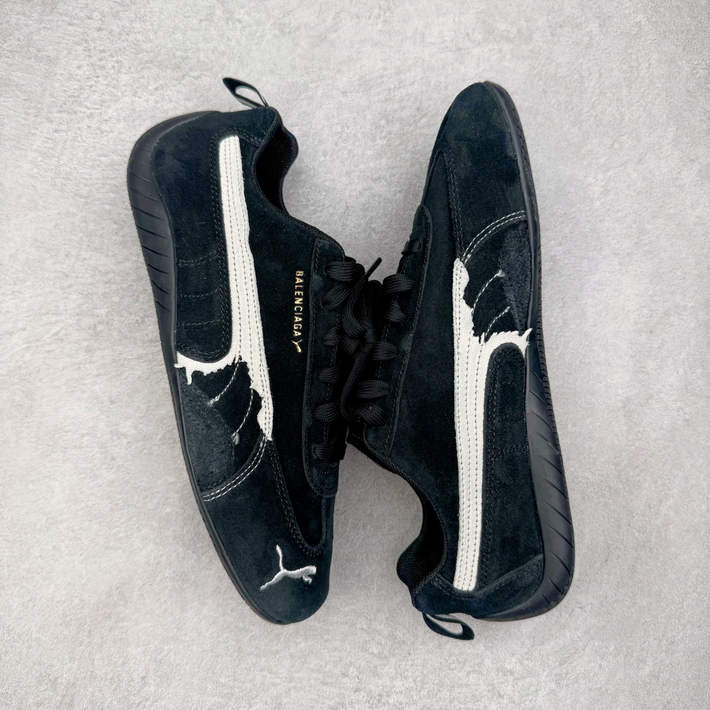 图片[3]-＃KZ纯原 Balenciaga x PUMA/彪马 Speedcat 巴黎世家联名系列薄底鞋牛皮圆头做旧磨损低帮生活休闲鞋 男女同款 口碑大厂出品 品控大底版型不断改良更新 全套原纸板楦头开发 确保原汁原味 完美呈现版型 一比一鞋头弧度高度鞋身弧度 独家私模原厂航空铝磨具打磨大底 鞋头坡度极致还原 无解鞋型 原盒原配 圈内天花板工艺 原厂玻璃冲刀 超高清洁度 全鞋零毛边皮料切割 选用了近两年人气极高的 “薄底鞋” PUMA Speedcat 为蓝本，带来了多个不同配色的联名鞋款。在色调上继承了这双赛车鞋原本的惯用方案，但鞋身侧面标志性的 PUMA Formstrip 标志则采用了 “破坏做旧” 的手法，这也是 Balenciaga 鞋款极为常见的风格。将白色的 PUMA Formstrip 撕掉了一大半，这极为 “粗暴” 的处理方式，在街头绝对有着十足的回头率。鞋头的 PUMA Logo 得以保留，烫金的 BALENCIAGA 字样则表明了它的联名身份，后跟则是鞋款的尺码，这也是 Balenciaga 鞋款的家族习惯。实拍调校N版已经零色差零失真 百分百还原实物色彩所见即所得 不存在货不对板色差等低级问题 选购参考实物拍摄 不混卖不参货 只用心做好货严格选品 承诺混一赔十 尺码：35.5 36 36.5 37.5 38 38.5 39 40 40.5 41 42 42.5 43 44 44.5 45 46-选品中心