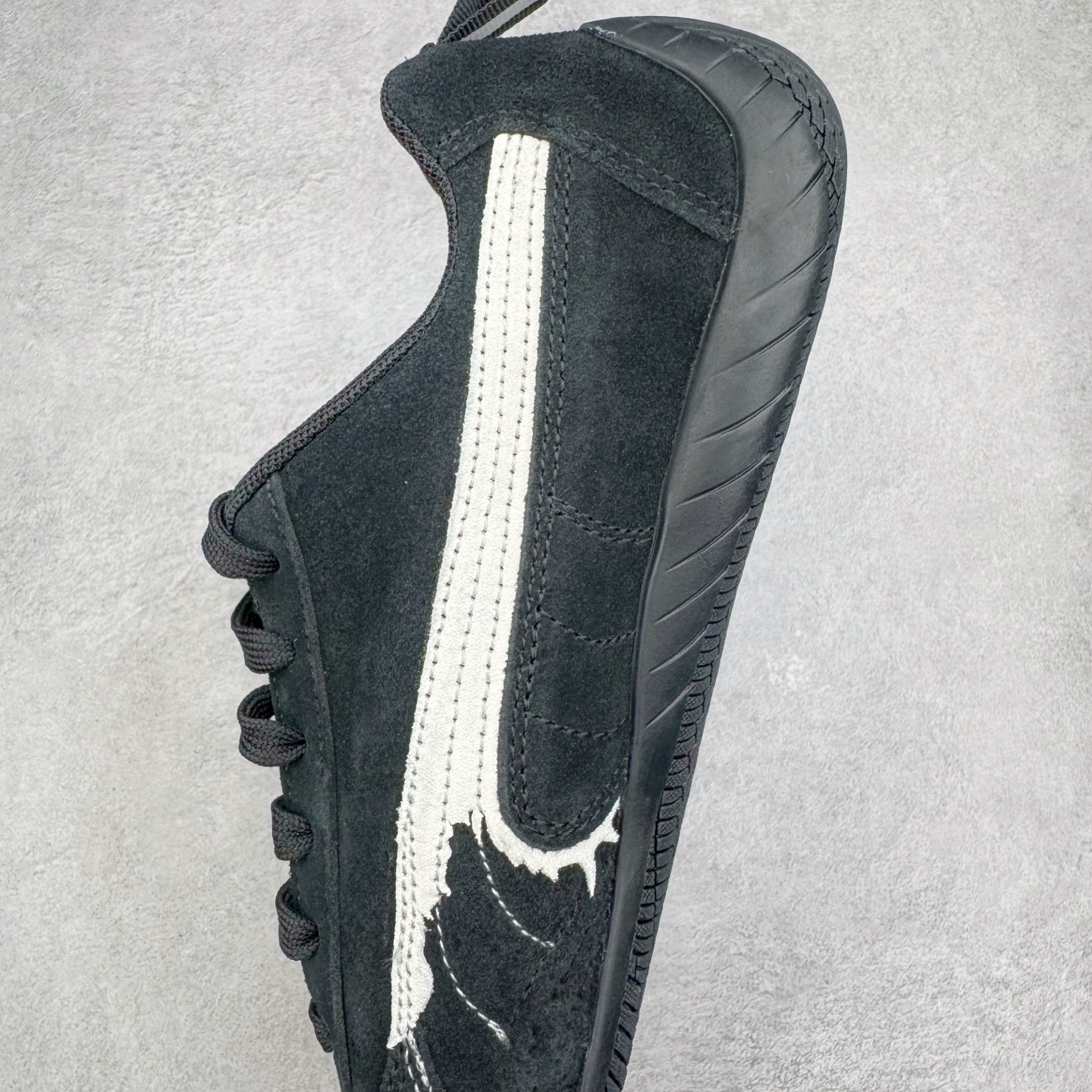 图片[7]-＃KZ纯原 Balenciaga x PUMA/彪马 Speedcat 巴黎世家联名系列薄底鞋牛皮圆头做旧磨损低帮生活休闲鞋 男女同款 口碑大厂出品 品控大底版型不断改良更新 全套原纸板楦头开发 确保原汁原味 完美呈现版型 一比一鞋头弧度高度鞋身弧度 独家私模原厂航空铝磨具打磨大底 鞋头坡度极致还原 无解鞋型 原盒原配 圈内天花板工艺 原厂玻璃冲刀 超高清洁度 全鞋零毛边皮料切割 选用了近两年人气极高的 “薄底鞋” PUMA Speedcat 为蓝本，带来了多个不同配色的联名鞋款。在色调上继承了这双赛车鞋原本的惯用方案，但鞋身侧面标志性的 PUMA Formstrip 标志则采用了 “破坏做旧” 的手法，这也是 Balenciaga 鞋款极为常见的风格。将白色的 PUMA Formstrip 撕掉了一大半，这极为 “粗暴” 的处理方式，在街头绝对有着十足的回头率。鞋头的 PUMA Logo 得以保留，烫金的 BALENCIAGA 字样则表明了它的联名身份，后跟则是鞋款的尺码，这也是 Balenciaga 鞋款的家族习惯。实拍调校N版已经零色差零失真 百分百还原实物色彩所见即所得 不存在货不对板色差等低级问题 选购参考实物拍摄 不混卖不参货 只用心做好货严格选品 承诺混一赔十 尺码：35.5 36 36.5 37.5 38 38.5 39 40 40.5 41 42 42.5 43 44 44.5 45 46-选品中心