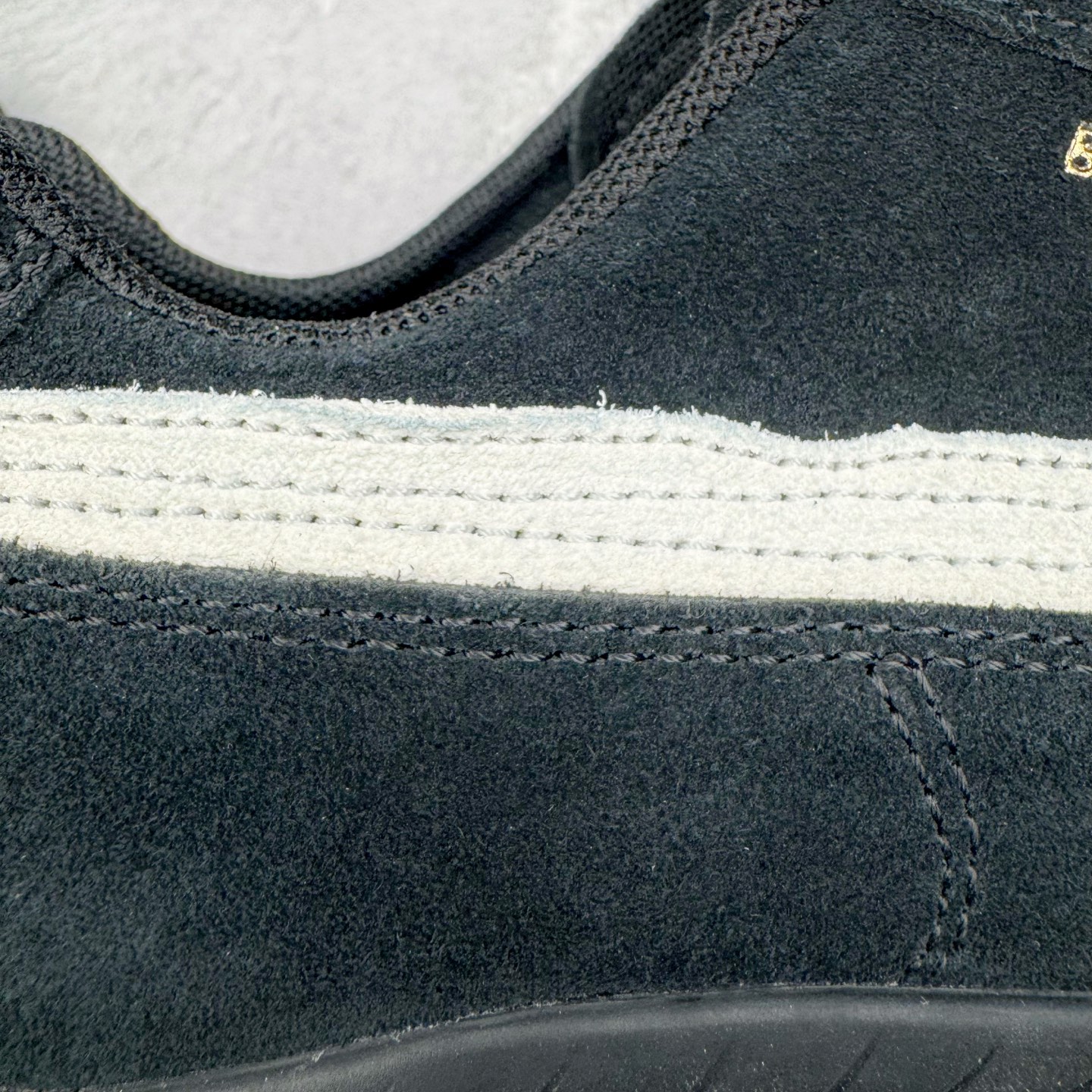 图片[18]-＃KZ纯原 Balenciaga x PUMA/彪马 Speedcat 巴黎世家联名系列薄底鞋牛皮圆头做旧磨损低帮生活休闲鞋 男女同款 口碑大厂出品 品控大底版型不断改良更新 全套原纸板楦头开发 确保原汁原味 完美呈现版型 一比一鞋头弧度高度鞋身弧度 独家私模原厂航空铝磨具打磨大底 鞋头坡度极致还原 无解鞋型 原盒原配 圈内天花板工艺 原厂玻璃冲刀 超高清洁度 全鞋零毛边皮料切割 选用了近两年人气极高的 “薄底鞋” PUMA Speedcat 为蓝本，带来了多个不同配色的联名鞋款。在色调上继承了这双赛车鞋原本的惯用方案，但鞋身侧面标志性的 PUMA Formstrip 标志则采用了 “破坏做旧” 的手法，这也是 Balenciaga 鞋款极为常见的风格。将白色的 PUMA Formstrip 撕掉了一大半，这极为 “粗暴” 的处理方式，在街头绝对有着十足的回头率。鞋头的 PUMA Logo 得以保留，烫金的 BALENCIAGA 字样则表明了它的联名身份，后跟则是鞋款的尺码，这也是 Balenciaga 鞋款的家族习惯。实拍调校N版已经零色差零失真 百分百还原实物色彩所见即所得 不存在货不对板色差等低级问题 选购参考实物拍摄 不混卖不参货 只用心做好货严格选品 承诺混一赔十 尺码：35.5 36 36.5 37.5 38 38.5 39 40 40.5 41 42 42.5 43 44 44.5 45 46-选品中心