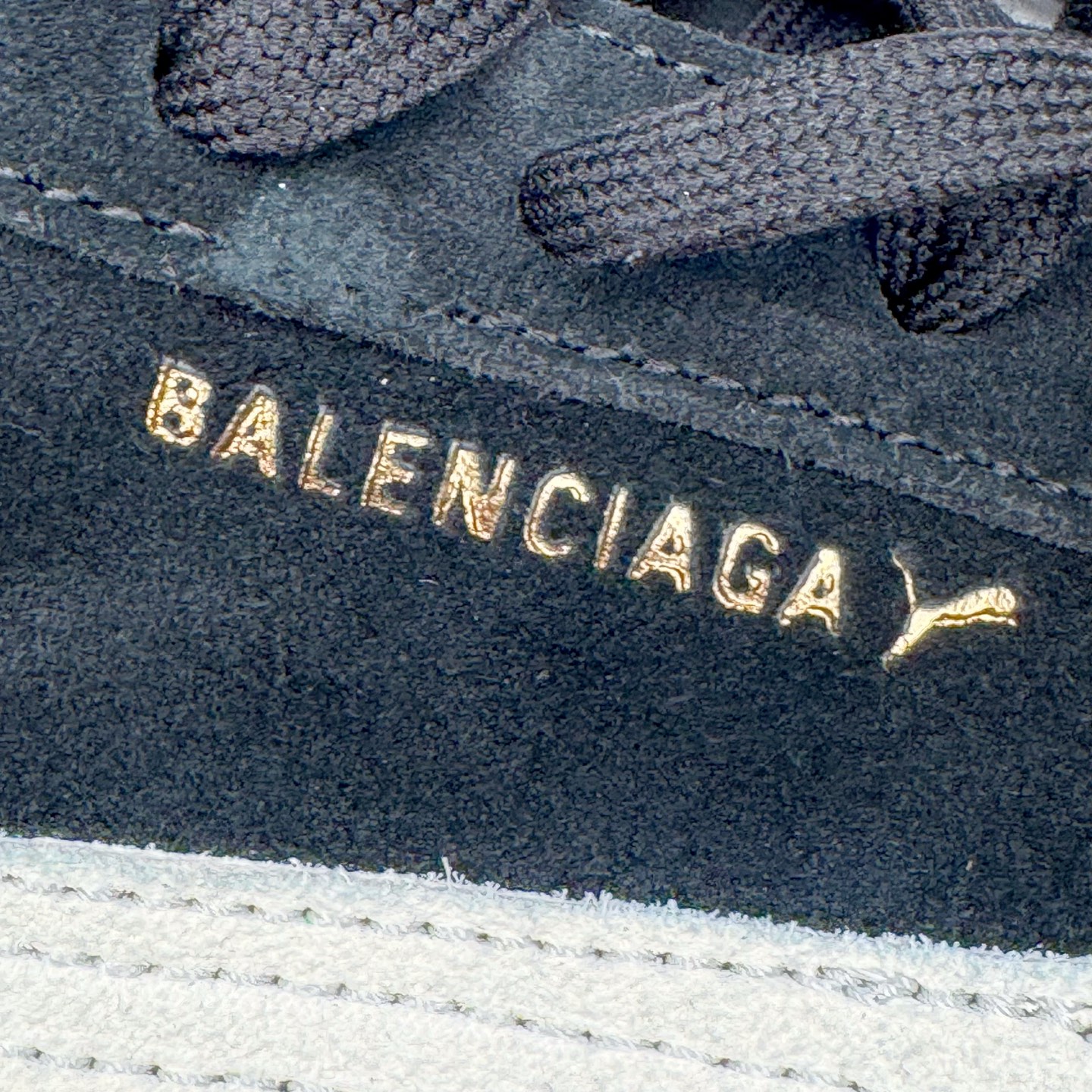 图片[20]-＃KZ纯原 Balenciaga x PUMA/彪马 Speedcat 巴黎世家联名系列薄底鞋牛皮圆头做旧磨损低帮生活休闲鞋 男女同款 口碑大厂出品 品控大底版型不断改良更新 全套原纸板楦头开发 确保原汁原味 完美呈现版型 一比一鞋头弧度高度鞋身弧度 独家私模原厂航空铝磨具打磨大底 鞋头坡度极致还原 无解鞋型 原盒原配 圈内天花板工艺 原厂玻璃冲刀 超高清洁度 全鞋零毛边皮料切割 选用了近两年人气极高的 “薄底鞋” PUMA Speedcat 为蓝本，带来了多个不同配色的联名鞋款。在色调上继承了这双赛车鞋原本的惯用方案，但鞋身侧面标志性的 PUMA Formstrip 标志则采用了 “破坏做旧” 的手法，这也是 Balenciaga 鞋款极为常见的风格。将白色的 PUMA Formstrip 撕掉了一大半，这极为 “粗暴” 的处理方式，在街头绝对有着十足的回头率。鞋头的 PUMA Logo 得以保留，烫金的 BALENCIAGA 字样则表明了它的联名身份，后跟则是鞋款的尺码，这也是 Balenciaga 鞋款的家族习惯。实拍调校N版已经零色差零失真 百分百还原实物色彩所见即所得 不存在货不对板色差等低级问题 选购参考实物拍摄 不混卖不参货 只用心做好货严格选品 承诺混一赔十 尺码：35.5 36 36.5 37.5 38 38.5 39 40 40.5 41 42 42.5 43 44 44.5 45 46-选品中心