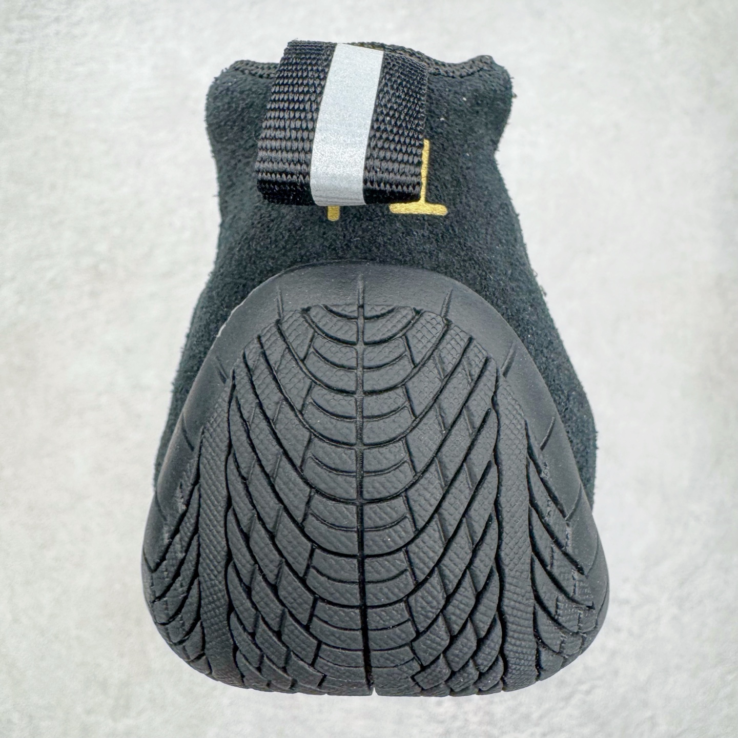 图片[8]-＃KZ纯原 Balenciaga x PUMA/彪马 Speedcat 巴黎世家联名系列薄底鞋牛皮圆头做旧磨损低帮生活休闲鞋 男女同款 口碑大厂出品 品控大底版型不断改良更新 全套原纸板楦头开发 确保原汁原味 完美呈现版型 一比一鞋头弧度高度鞋身弧度 独家私模原厂航空铝磨具打磨大底 鞋头坡度极致还原 无解鞋型 原盒原配 圈内天花板工艺 原厂玻璃冲刀 超高清洁度 全鞋零毛边皮料切割 选用了近两年人气极高的 “薄底鞋” PUMA Speedcat 为蓝本，带来了多个不同配色的联名鞋款。在色调上继承了这双赛车鞋原本的惯用方案，但鞋身侧面标志性的 PUMA Formstrip 标志则采用了 “破坏做旧” 的手法，这也是 Balenciaga 鞋款极为常见的风格。将白色的 PUMA Formstrip 撕掉了一大半，这极为 “粗暴” 的处理方式，在街头绝对有着十足的回头率。鞋头的 PUMA Logo 得以保留，烫金的 BALENCIAGA 字样则表明了它的联名身份，后跟则是鞋款的尺码，这也是 Balenciaga 鞋款的家族习惯。实拍调校N版已经零色差零失真 百分百还原实物色彩所见即所得 不存在货不对板色差等低级问题 选购参考实物拍摄 不混卖不参货 只用心做好货严格选品 承诺混一赔十 尺码：35.5 36 36.5 37.5 38 38.5 39 40 40.5 41 42 42.5 43 44 44.5 45 46-选品中心