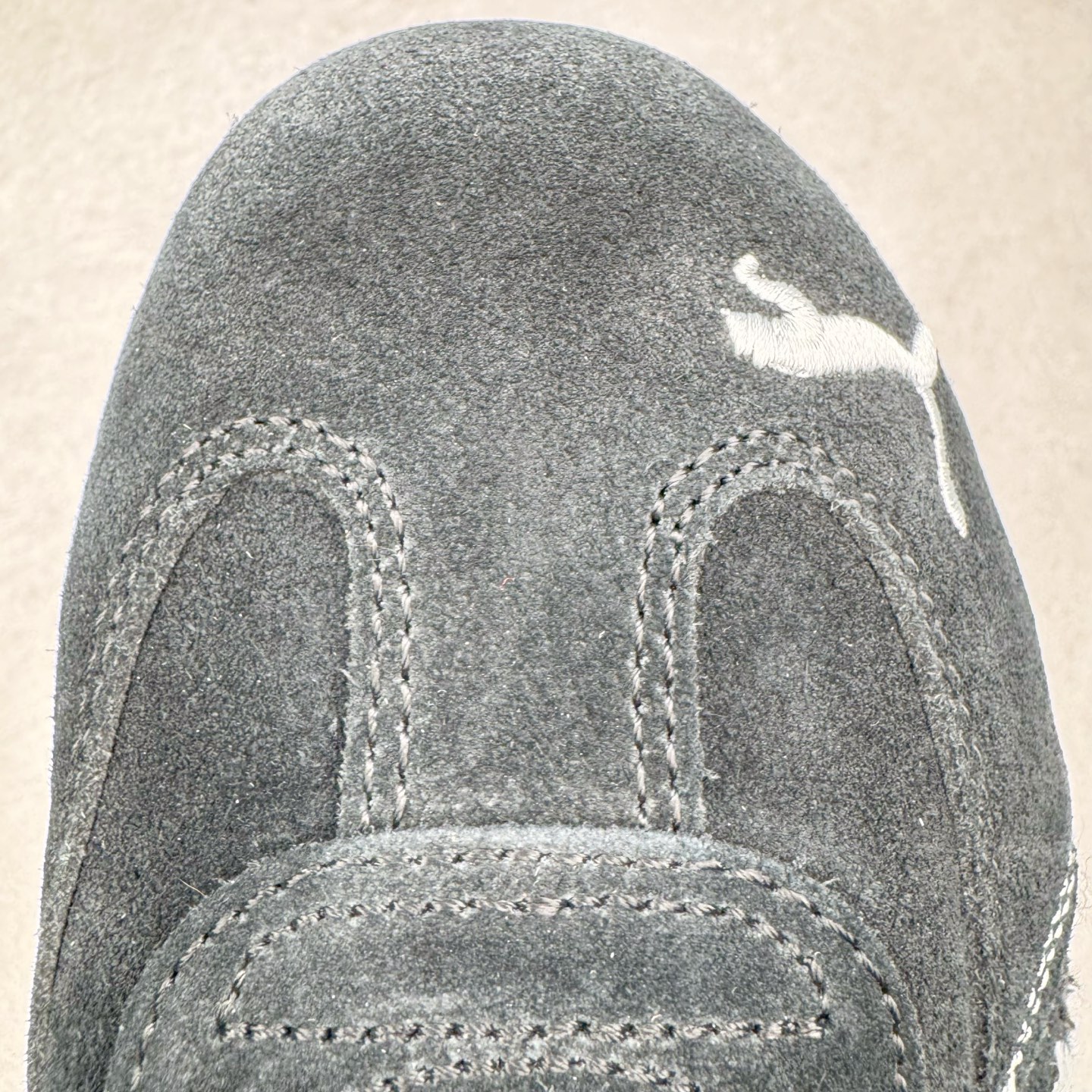 图片[16]-＃KZ纯原 Balenciaga x PUMA/彪马 Speedcat 巴黎世家联名系列薄底鞋牛皮圆头做旧磨损低帮生活休闲鞋 男女同款 口碑大厂出品 品控大底版型不断改良更新 全套原纸板楦头开发 确保原汁原味 完美呈现版型 一比一鞋头弧度高度鞋身弧度 独家私模原厂航空铝磨具打磨大底 鞋头坡度极致还原 无解鞋型 原盒原配 圈内天花板工艺 原厂玻璃冲刀 超高清洁度 全鞋零毛边皮料切割 选用了近两年人气极高的 “薄底鞋” PUMA Speedcat 为蓝本，带来了多个不同配色的联名鞋款。在色调上继承了这双赛车鞋原本的惯用方案，但鞋身侧面标志性的 PUMA Formstrip 标志则采用了 “破坏做旧” 的手法，这也是 Balenciaga 鞋款极为常见的风格。将白色的 PUMA Formstrip 撕掉了一大半，这极为 “粗暴” 的处理方式，在街头绝对有着十足的回头率。鞋头的 PUMA Logo 得以保留，烫金的 BALENCIAGA 字样则表明了它的联名身份，后跟则是鞋款的尺码，这也是 Balenciaga 鞋款的家族习惯。实拍调校N版已经零色差零失真 百分百还原实物色彩所见即所得 不存在货不对板色差等低级问题 选购参考实物拍摄 不混卖不参货 只用心做好货严格选品 承诺混一赔十 尺码：35.5 36 36.5 37.5 38 38.5 39 40 40.5 41 42 42.5 43 44 44.5 45 46-选品中心